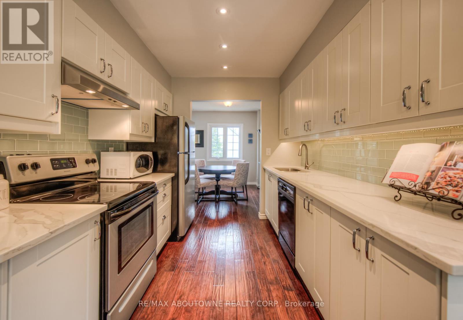 245 - 2110 Cleaver Avenue, Burlington, Ontario  L7M 3Z3 - Photo 6 - W12154823