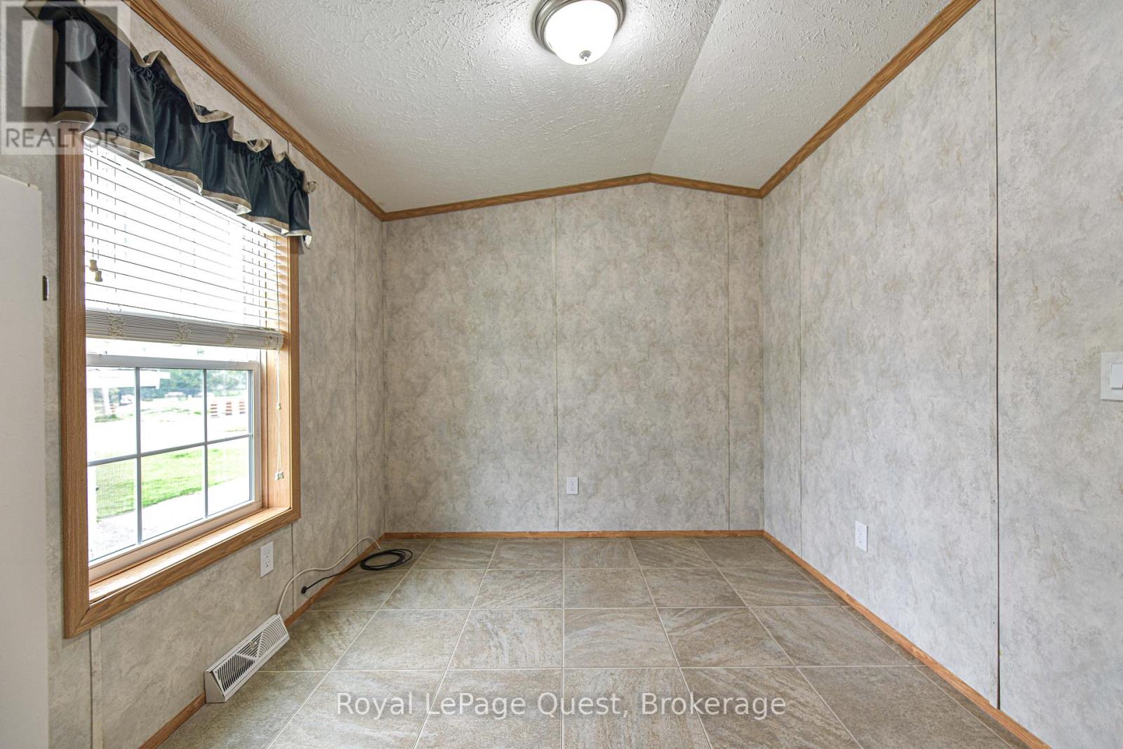 4106 Elaine Street, Severn, Ontario  L3V 6H4 - Photo 24 - S12209843