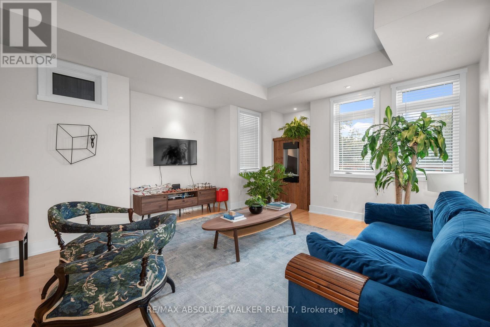 285 Kirchoffer Avenue, Ottawa, Ontario  K2A 1Y1 - Photo 3 - X12209801