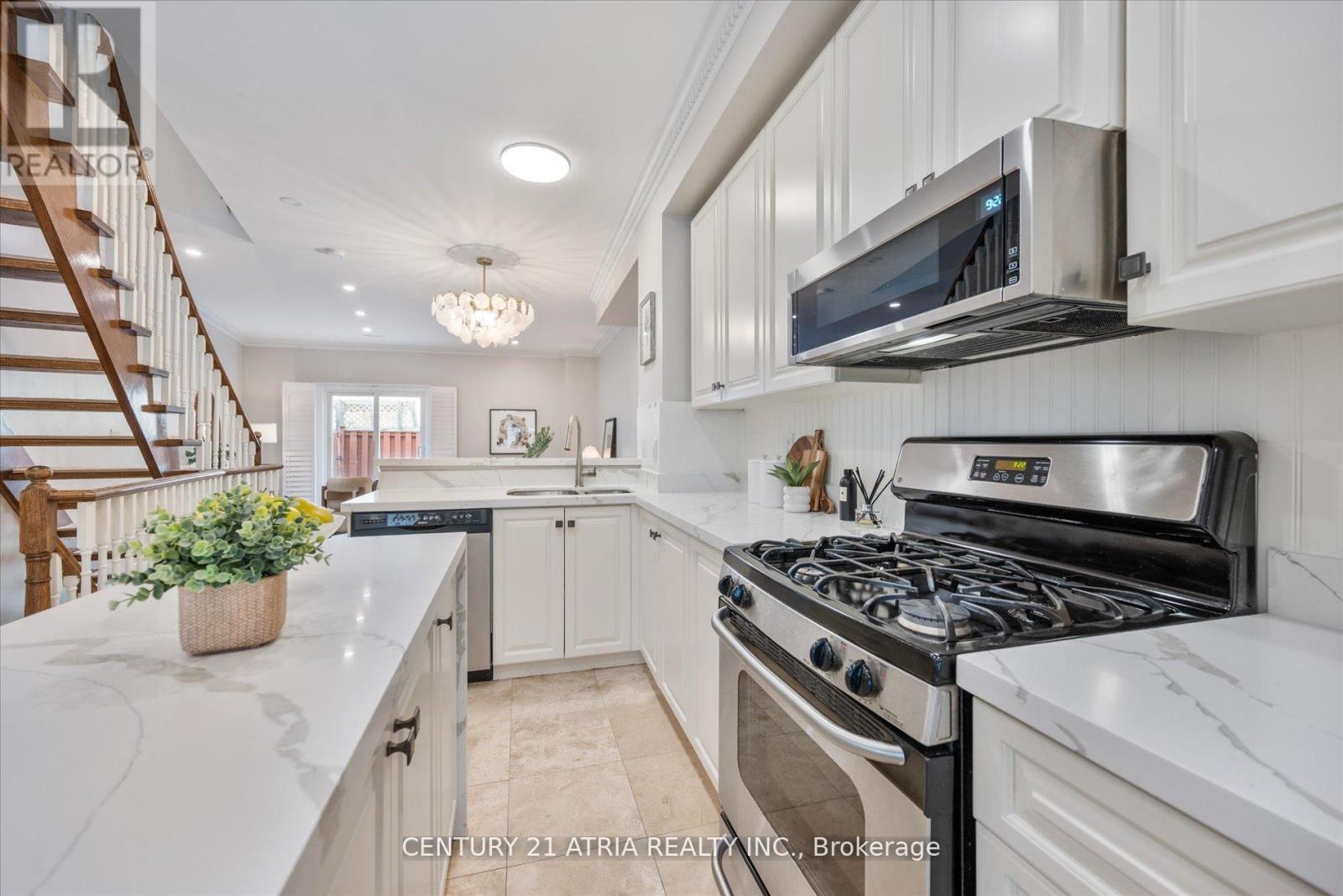 291 David Dunlap Circle, Toronto (Banbury-Don Mills), Ontario  M3C 4B9 - Photo 8 - C12209657