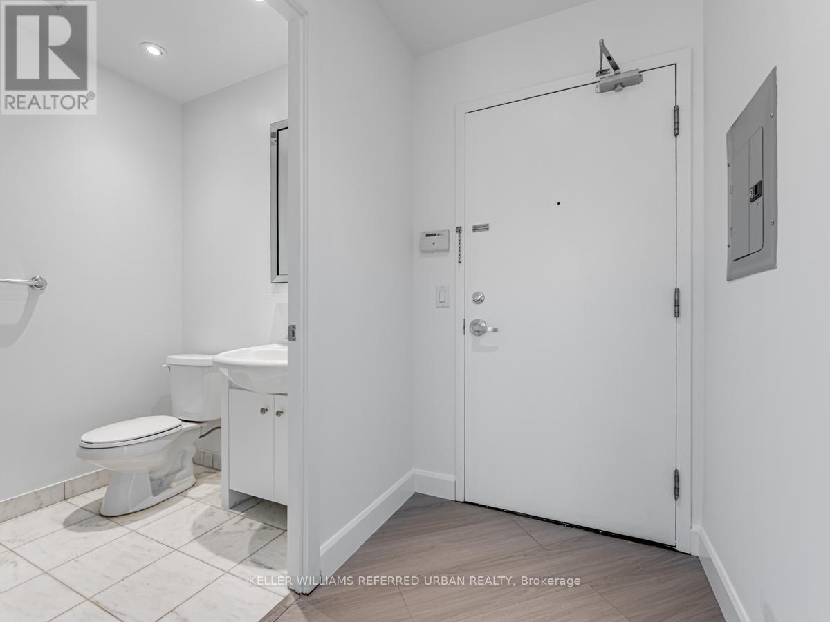 3202 - 8 York Street, Toronto (Waterfront Communities), Ontario  M5J 2Y2 - Photo 4 - C12209667