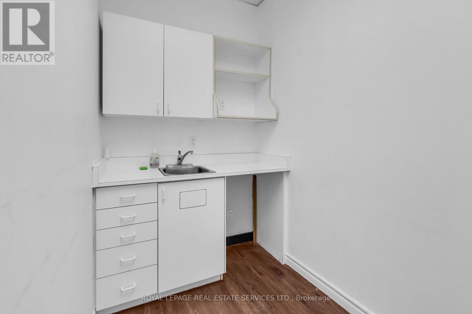 Main Floor - 346 Dundas Street W, Toronto, Ontario  M5T 1G5 - Photo 21 - C12209797