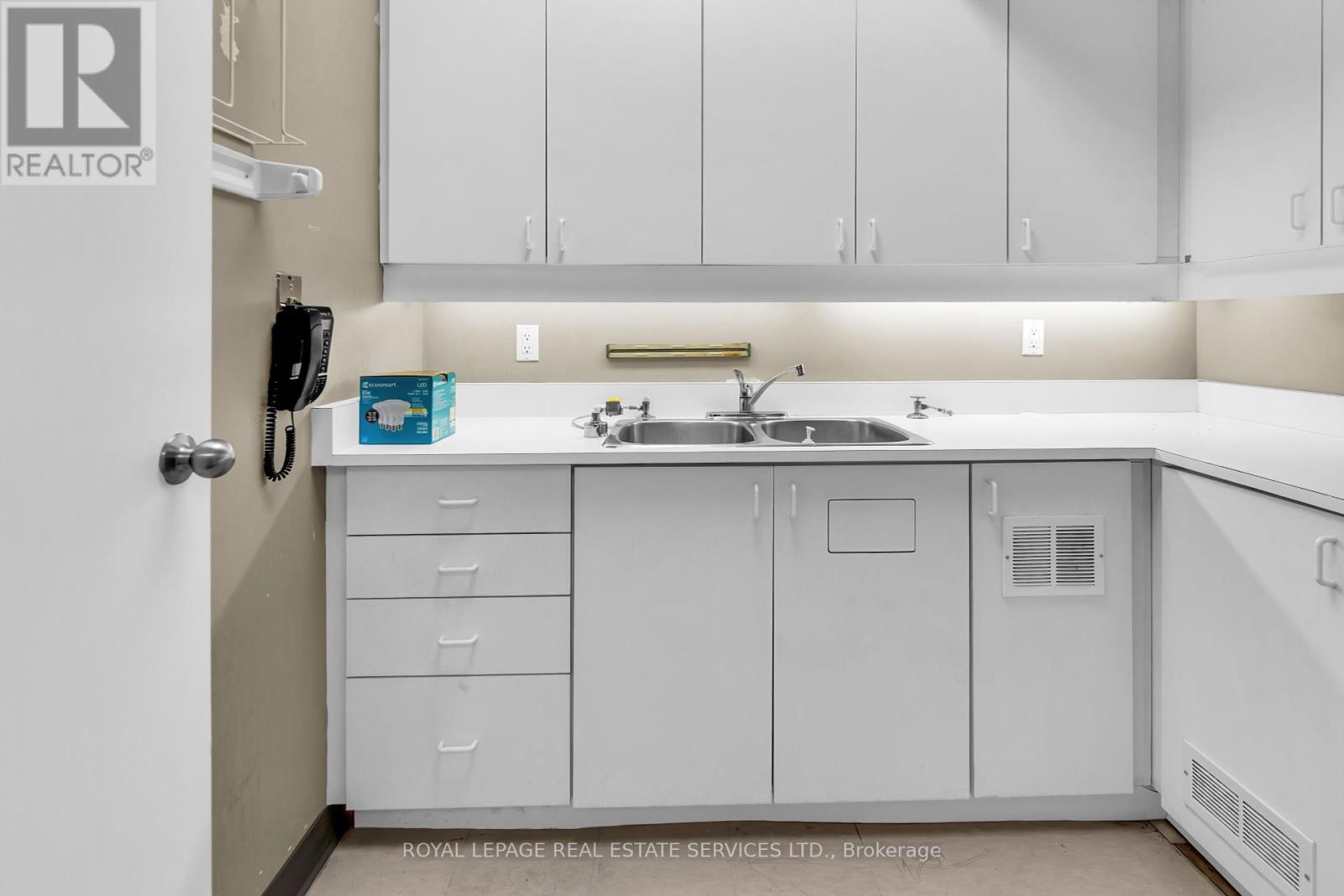Main Floor - 346 Dundas Street W, Toronto, Ontario  M5T 1G5 - Photo 30 - C12209797