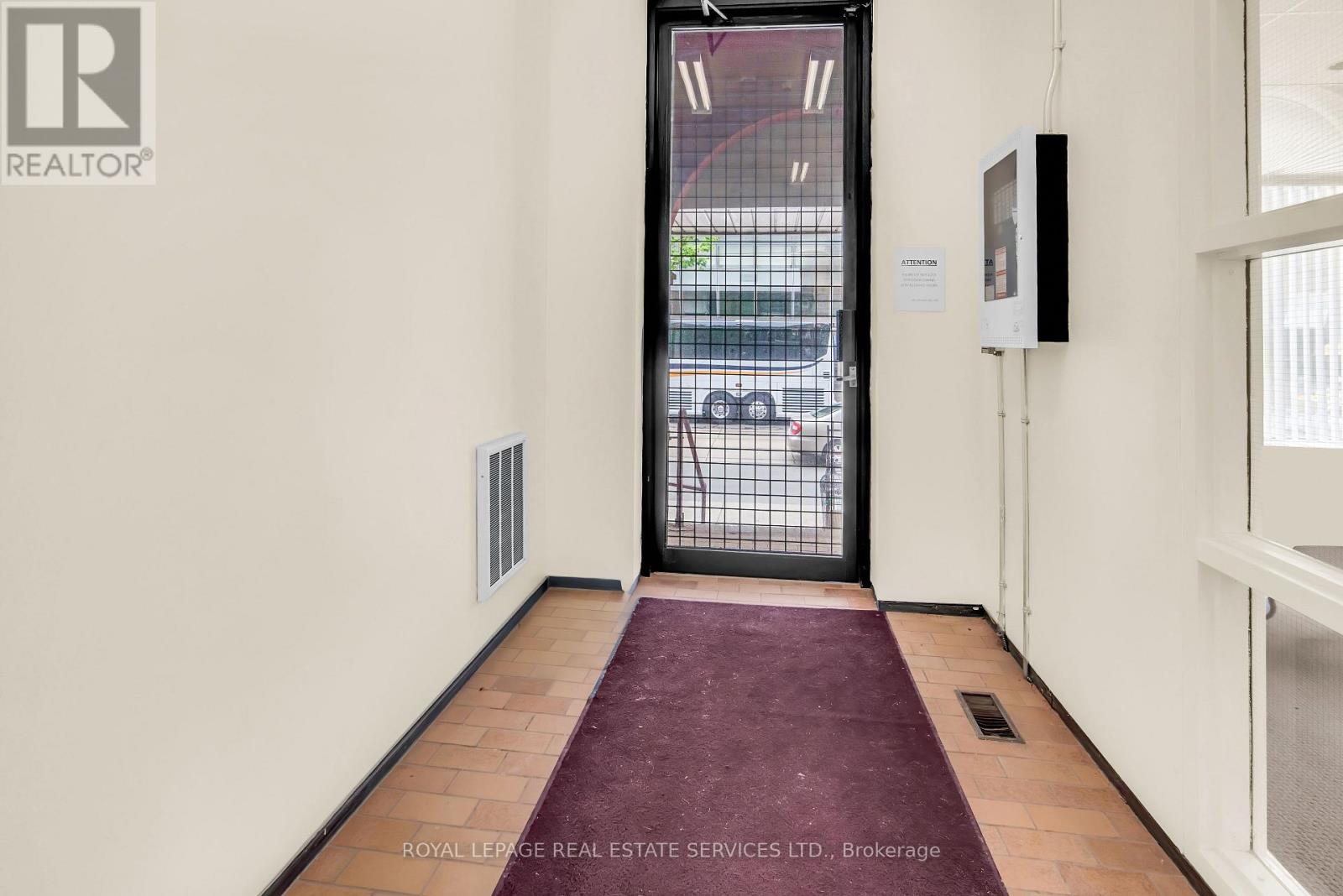 Main Floor - 346 Dundas Street W, Toronto, Ontario  M5T 1G5 - Photo 8 - C12209797