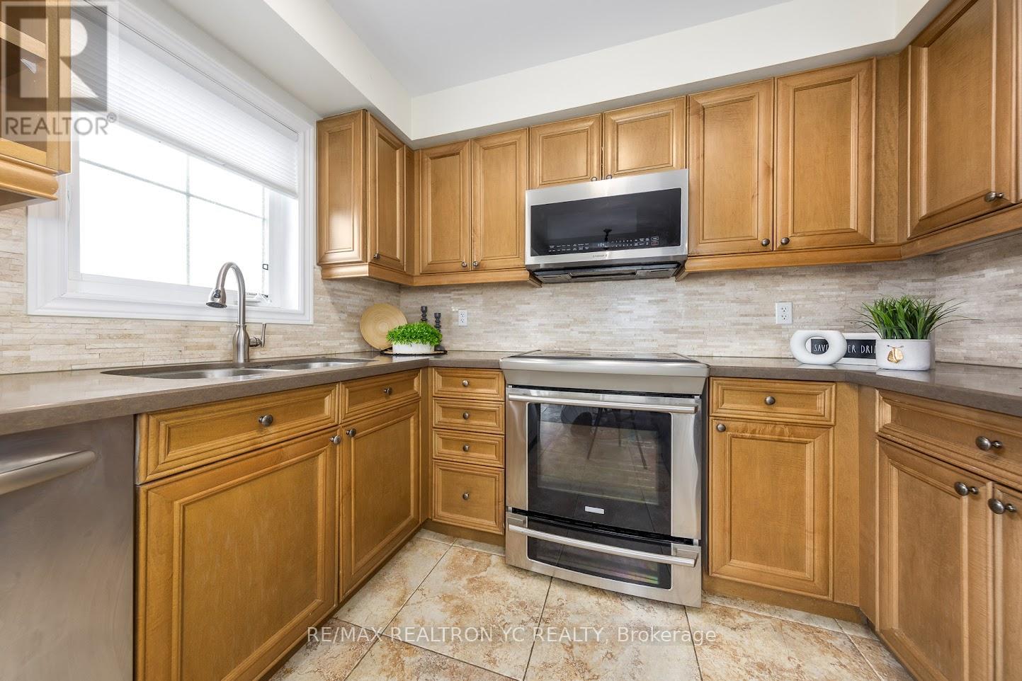 11 Reevesmere Lane, Ajax, Ontario  L1Z 0L3 - Photo 14 - E12209552