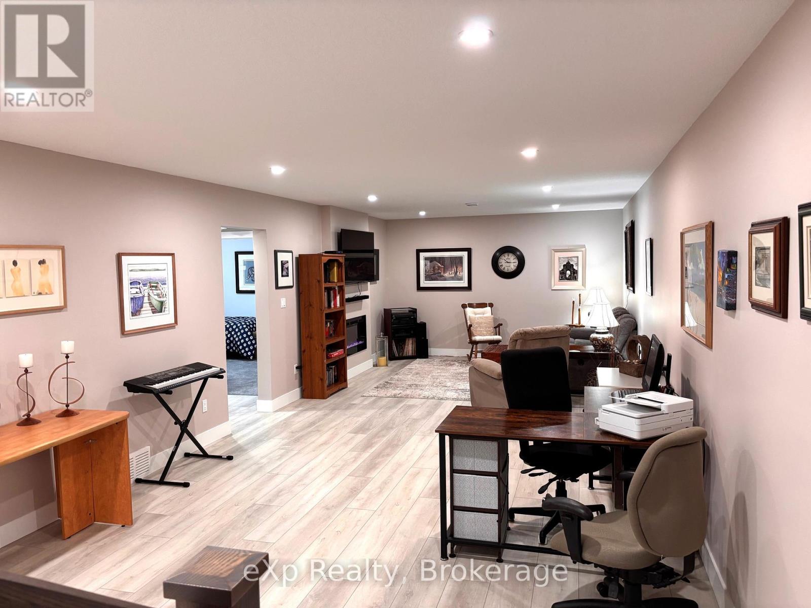 115 Irishwood Lane, Brockton, Ontario  N0G 2V0 - Photo 38 - X12129469