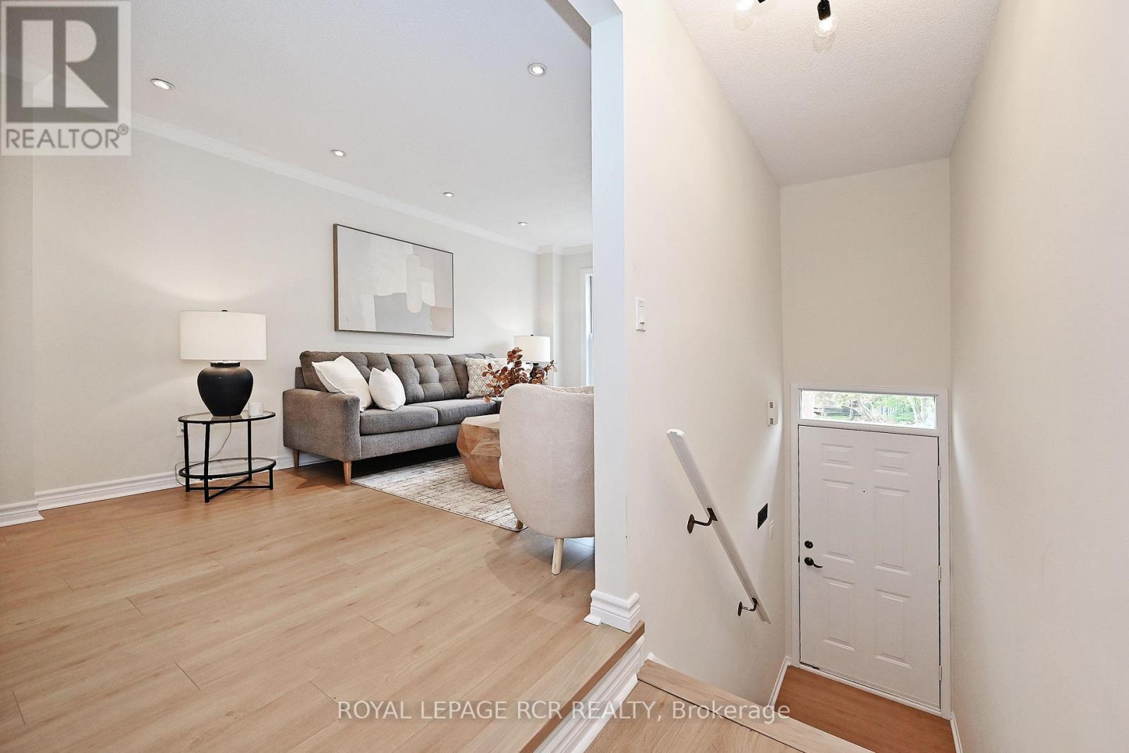 28 Wyatt Lane, Aurora (Bayview Wellington), Ontario  L4G 7E4 - Photo 3 - N12209554