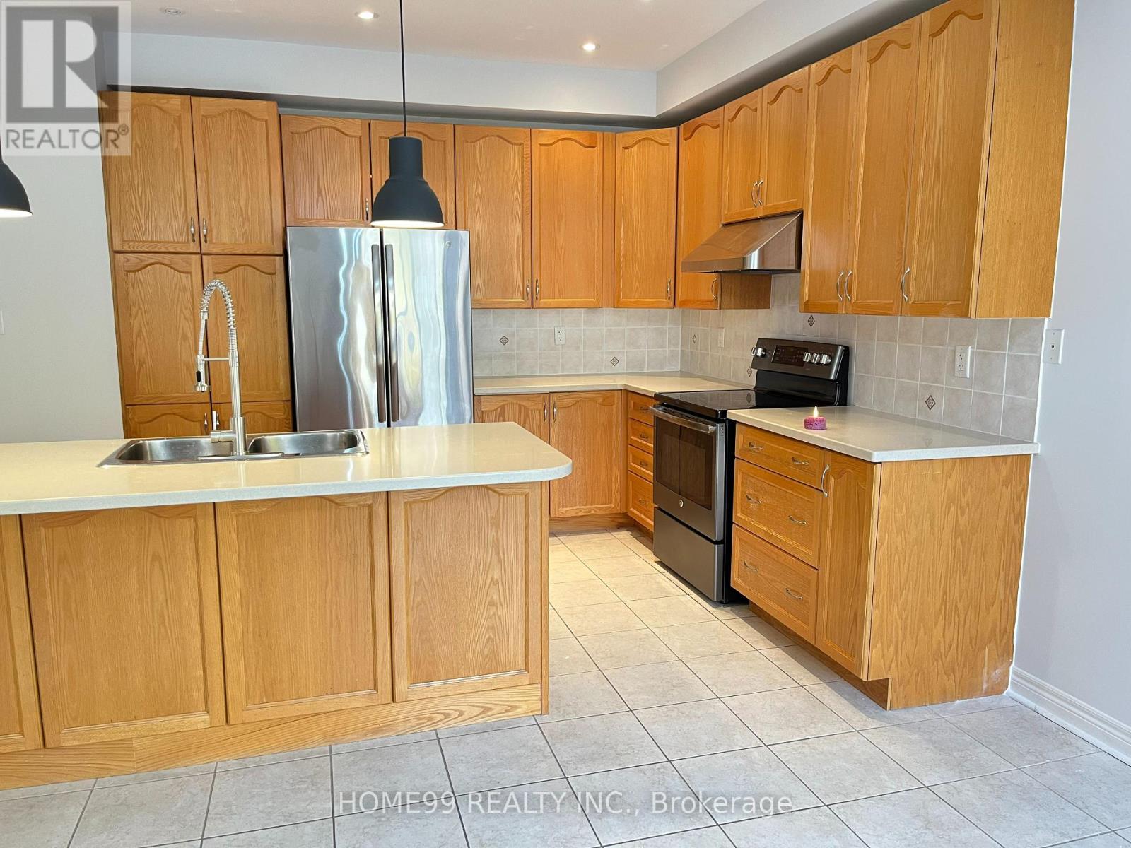 140 Jefferson Forest Drive, Richmond Hill, Ontario  L4E 4J8 - Photo 4 - N12209847
