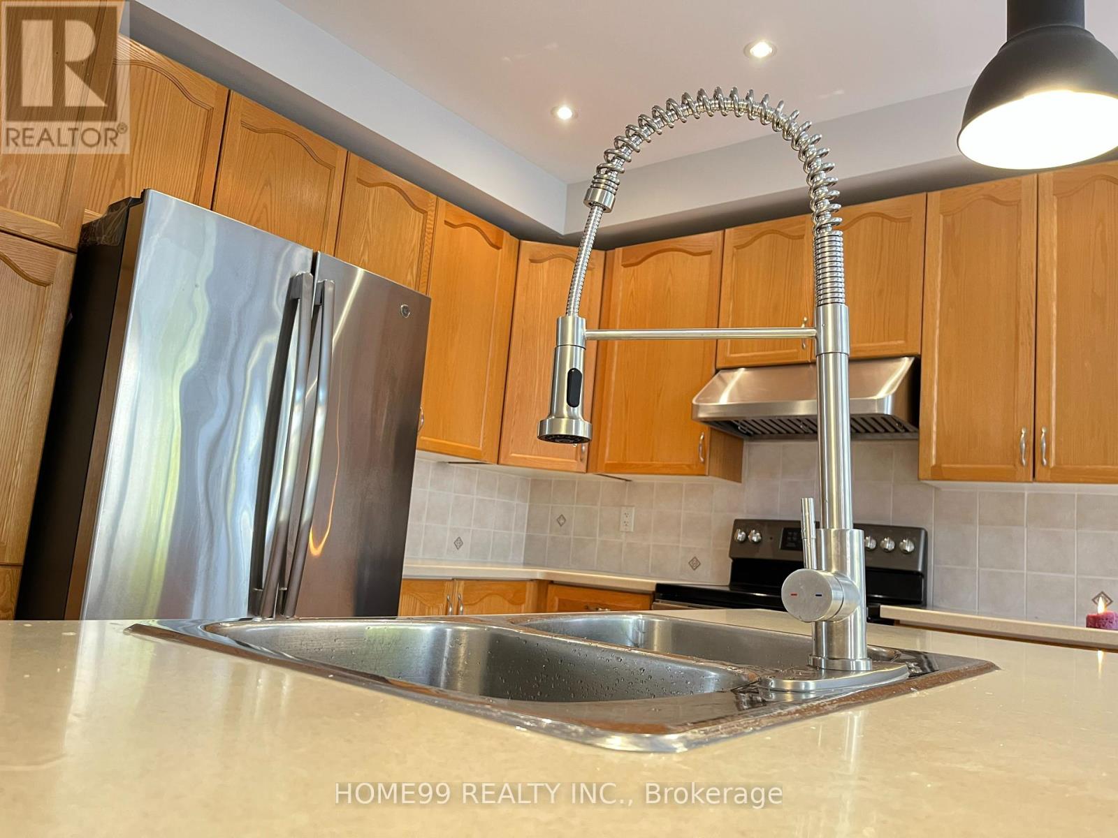 140 Jefferson Forest Drive, Richmond Hill, Ontario  L4E 4J8 - Photo 5 - N12209847