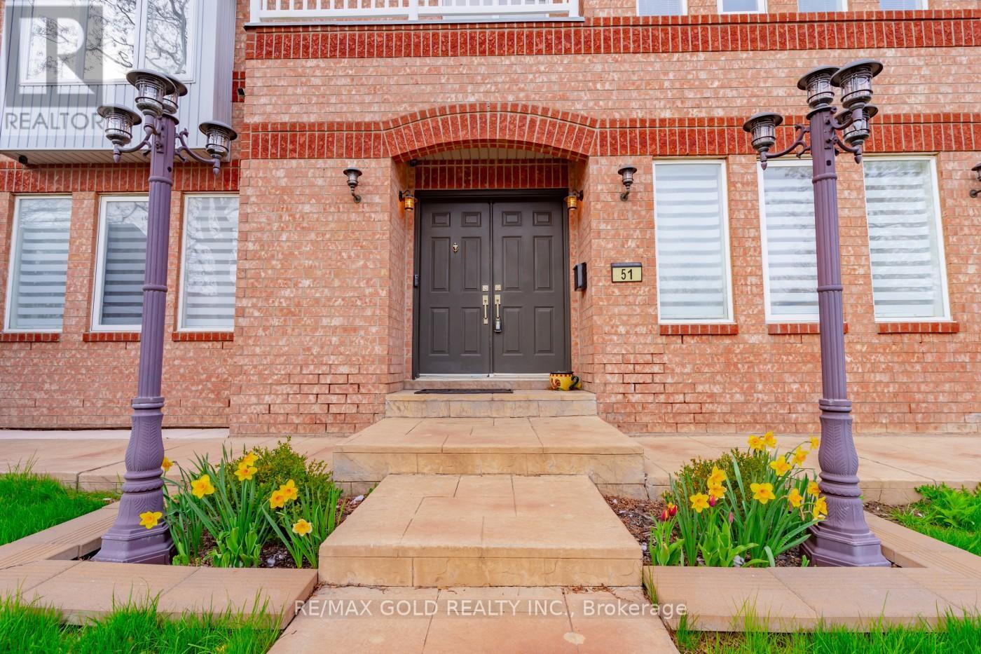 51 Pebblestone Circle, Brampton (Brampton West), Ontario  L6X 4N2 - Photo 5 - W12209619