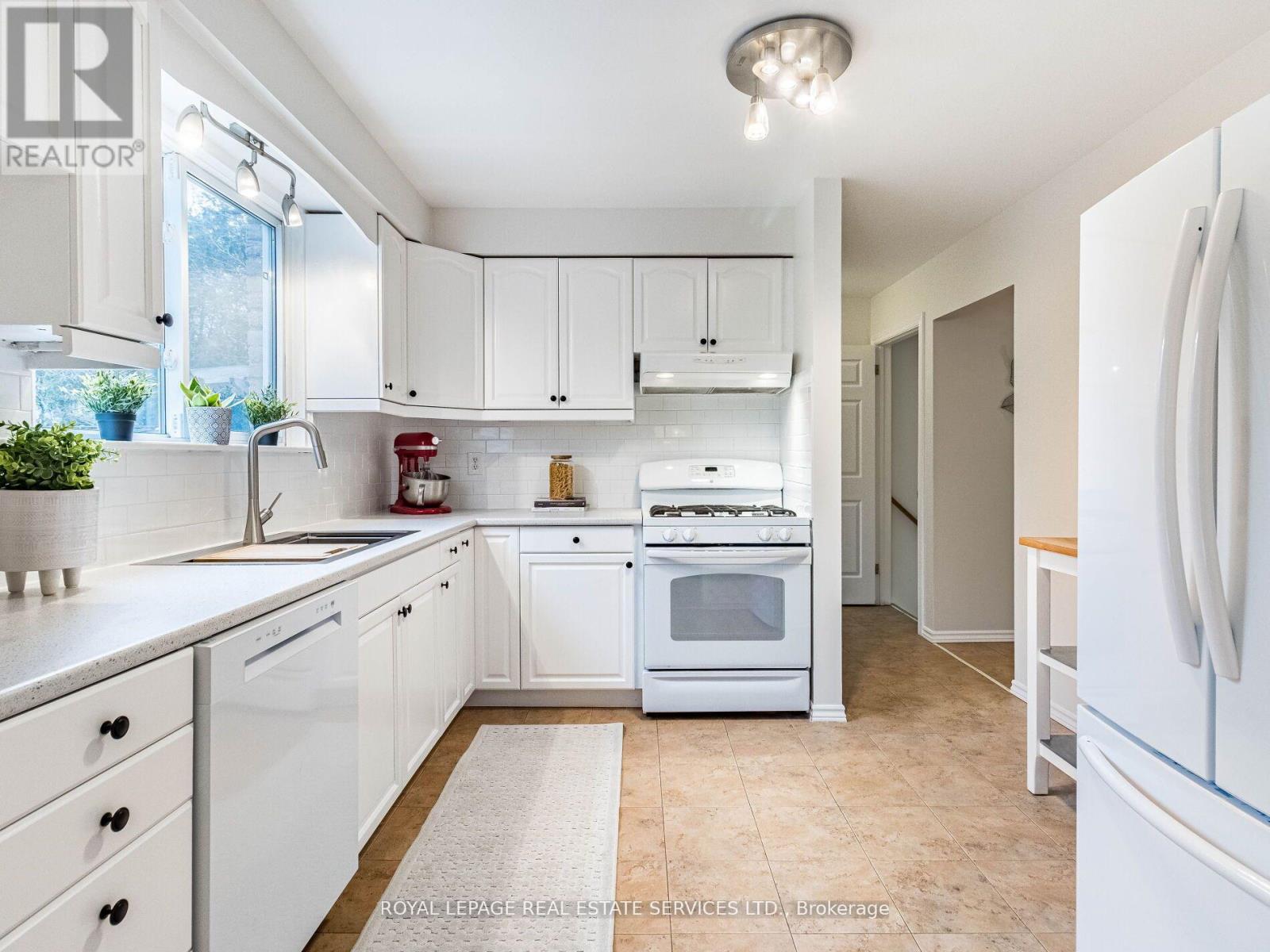47 Trotters Lane, Brampton (Brampton South), Ontario  L6Y 1B5 - Photo 13 - W12209638