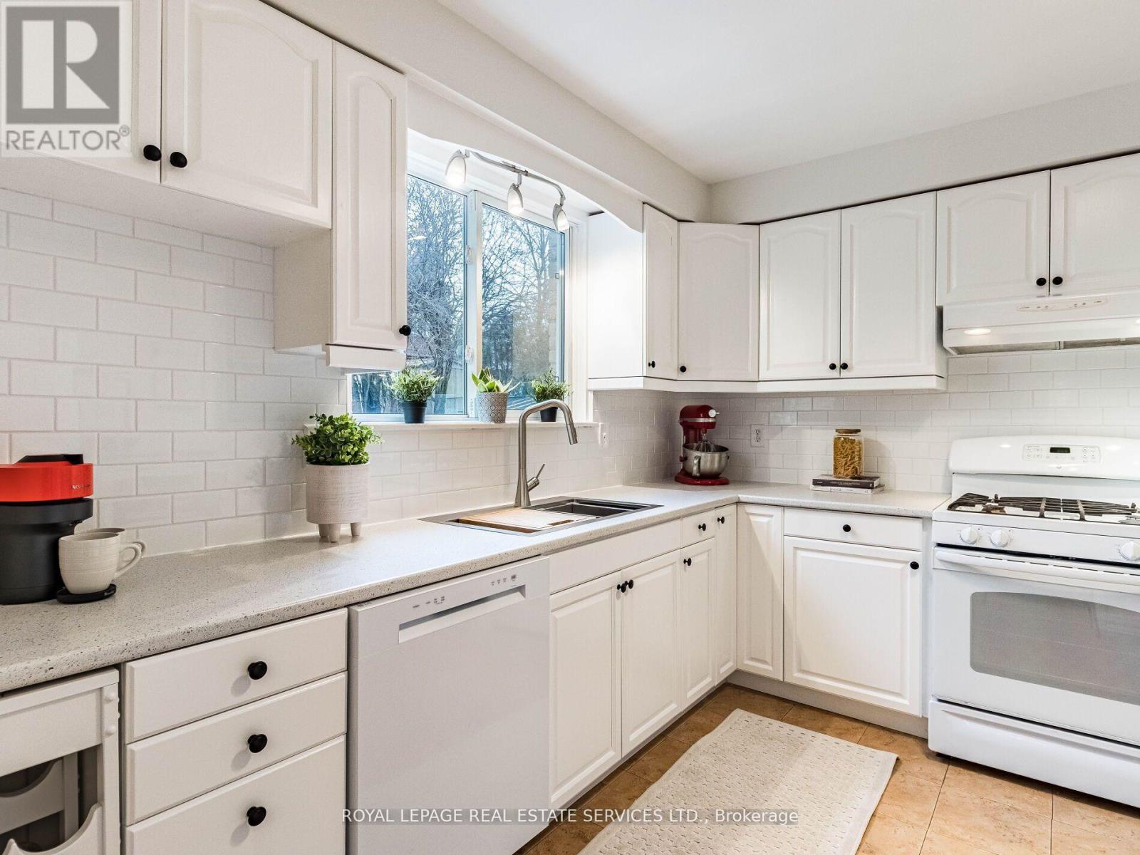 47 Trotters Lane, Brampton (Brampton South), Ontario  L6Y 1B5 - Photo 14 - W12209638