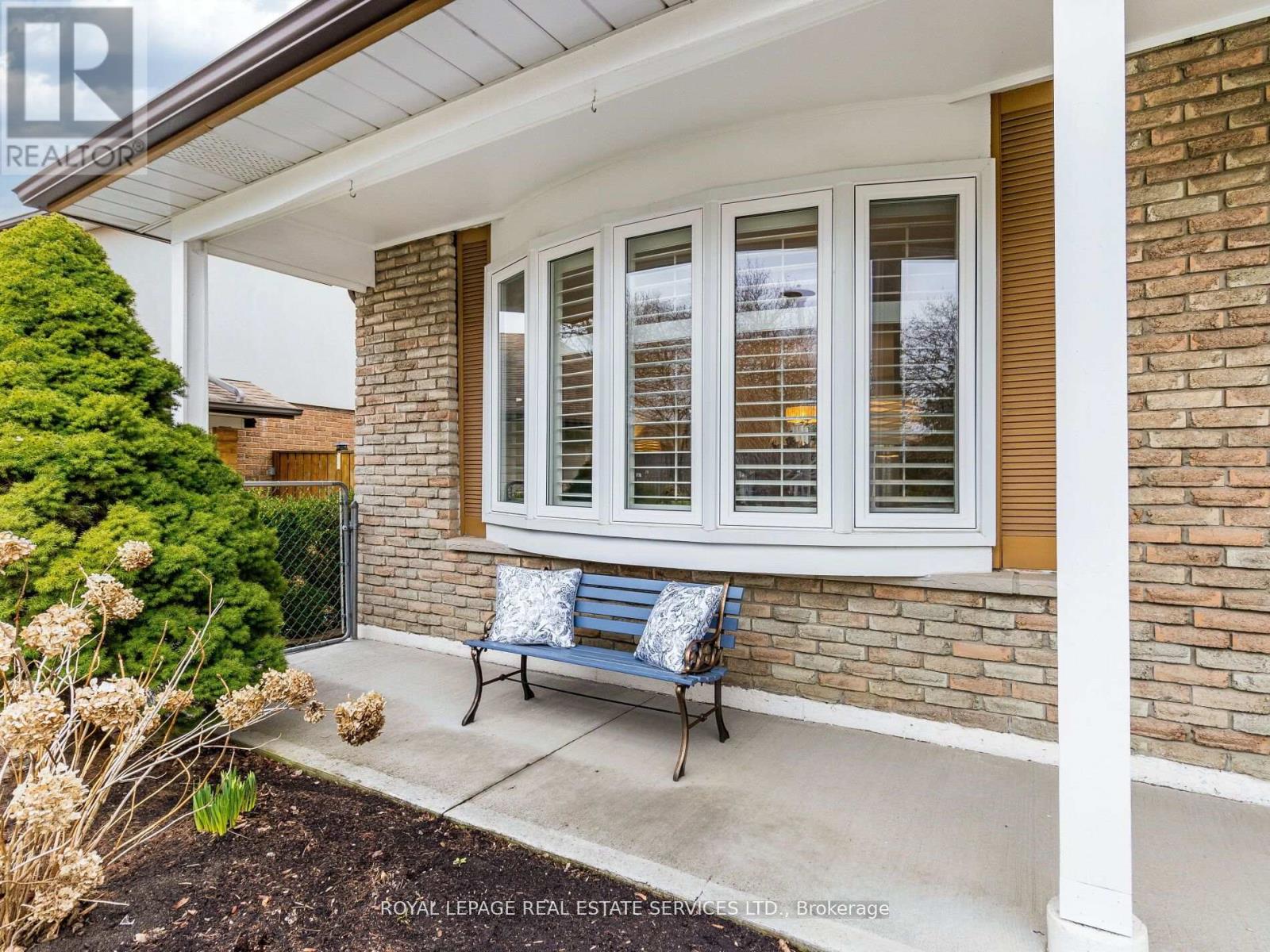 47 Trotters Lane, Brampton (Brampton South), Ontario  L6Y 1B5 - Photo 4 - W12209638