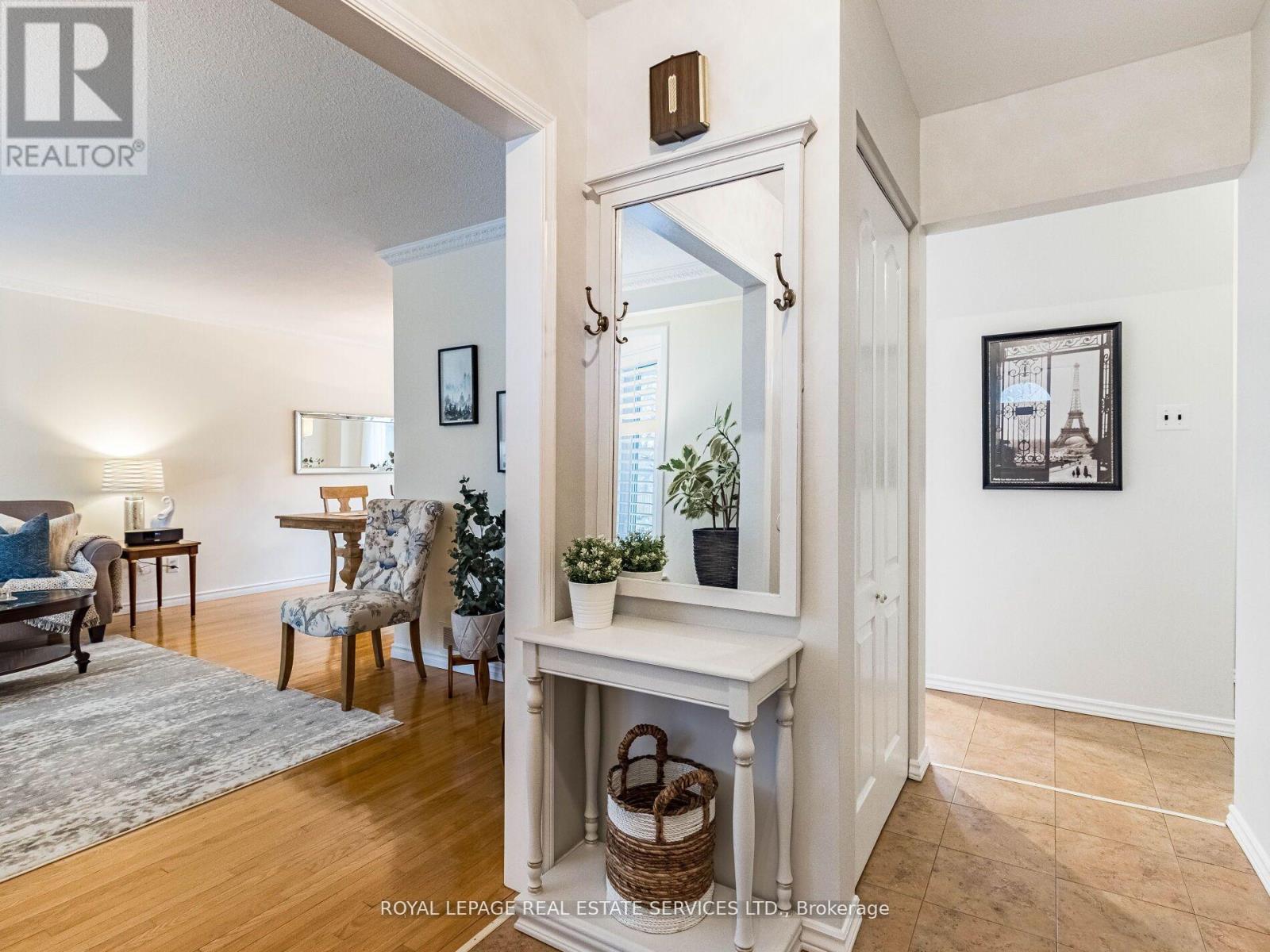 47 Trotters Lane, Brampton (Brampton South), Ontario  L6Y 1B5 - Photo 6 - W12209638