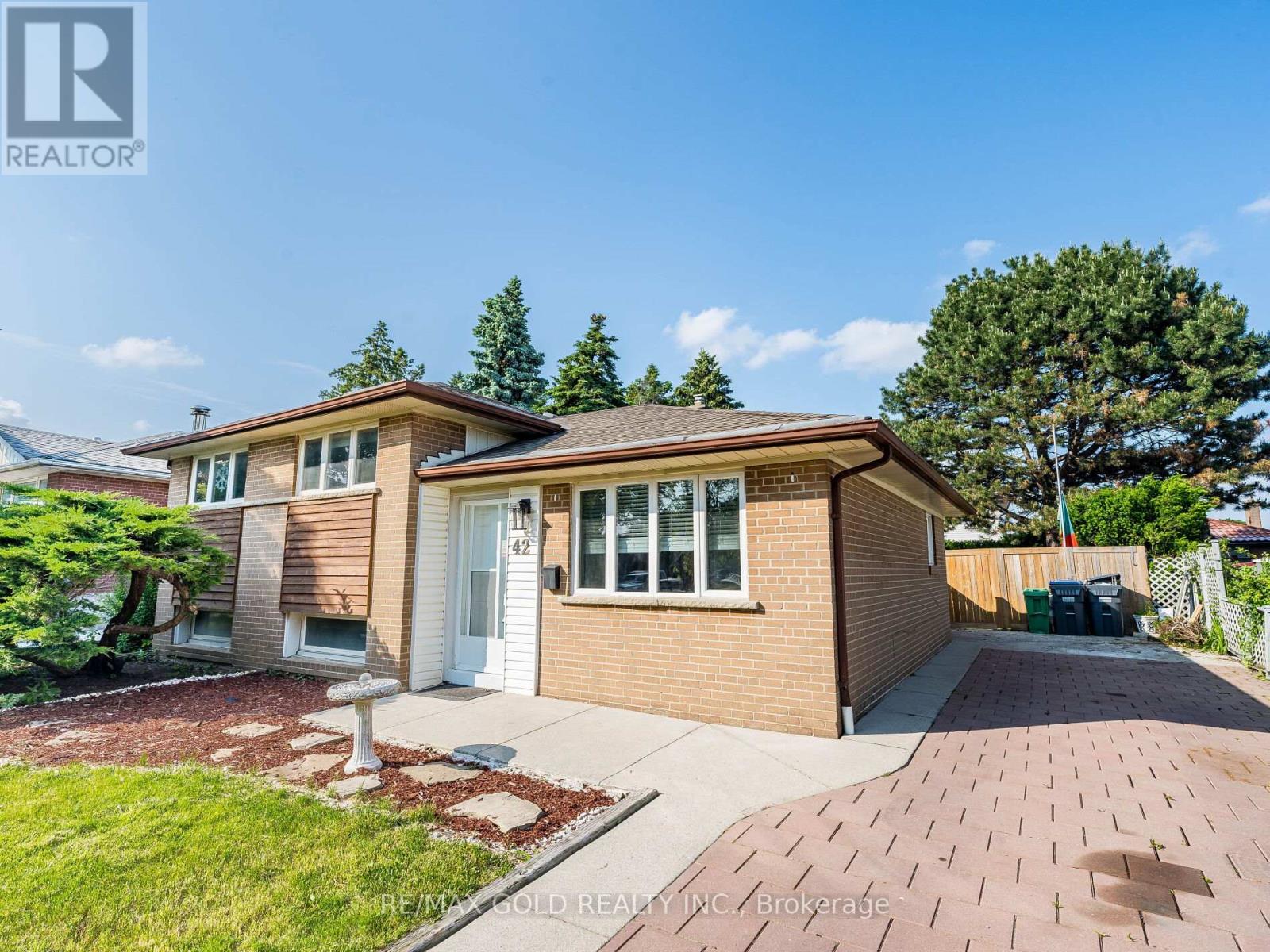 42 Gretna Drive, Brampton (Northwood Park), Ontario  L6X 2E7 - Photo 2 - W12209641