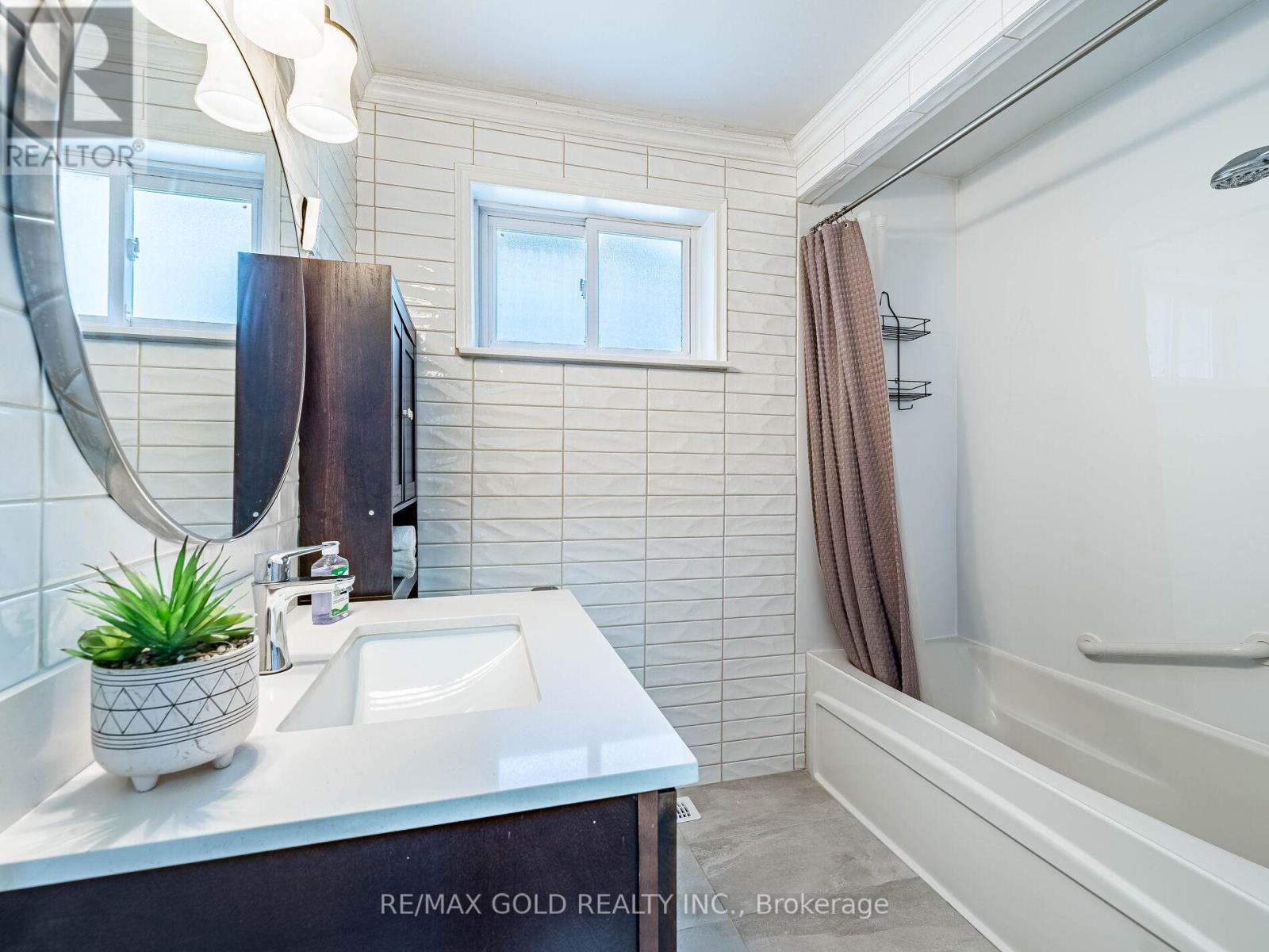 42 Gretna Drive, Brampton (Northwood Park), Ontario  L6X 2E7 - Photo 21 - W12209641