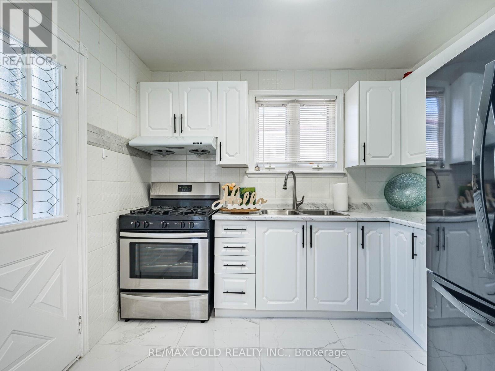 42 Gretna Drive, Brampton (Northwood Park), Ontario  L6X 2E7 - Photo 8 - W12209641