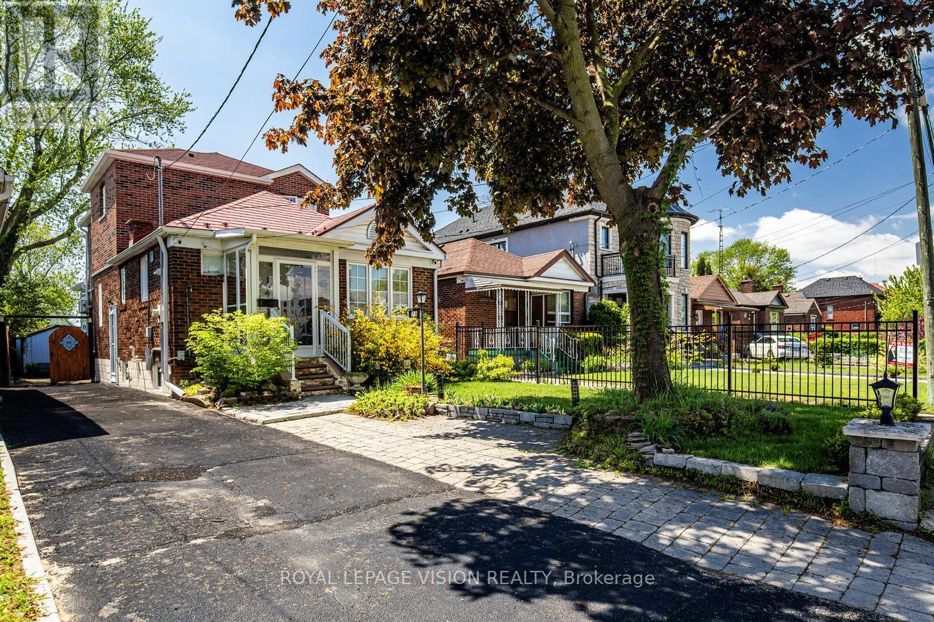 79 FOXWELL STREET, Toronto, Ontario