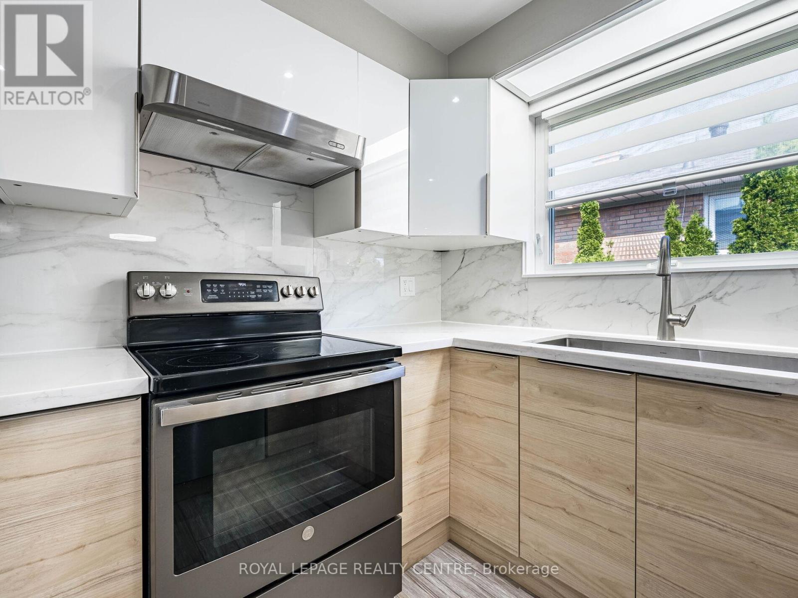 3184 Sunnyhill Drive, Mississauga, Ontario  L4X 2K4 - Photo 9 - W12209672