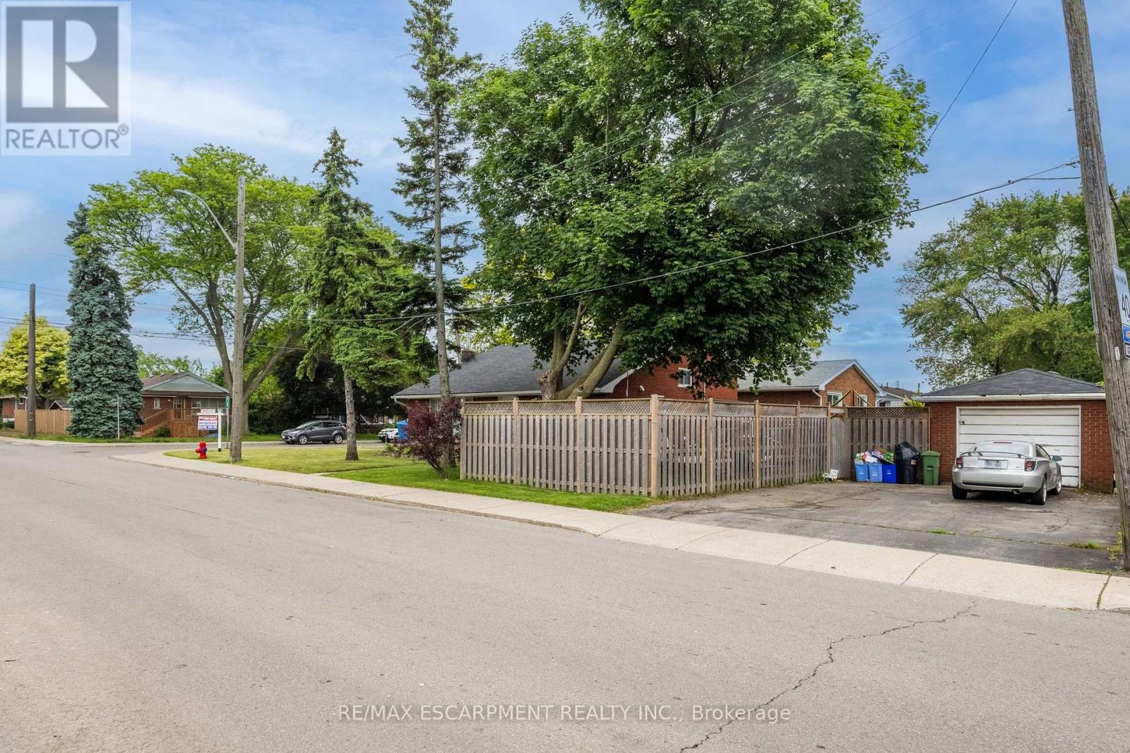 10 South Bend Road, Hamilton (Balfour), Ontario  L9A 2A7 - Photo 2 - X12209710