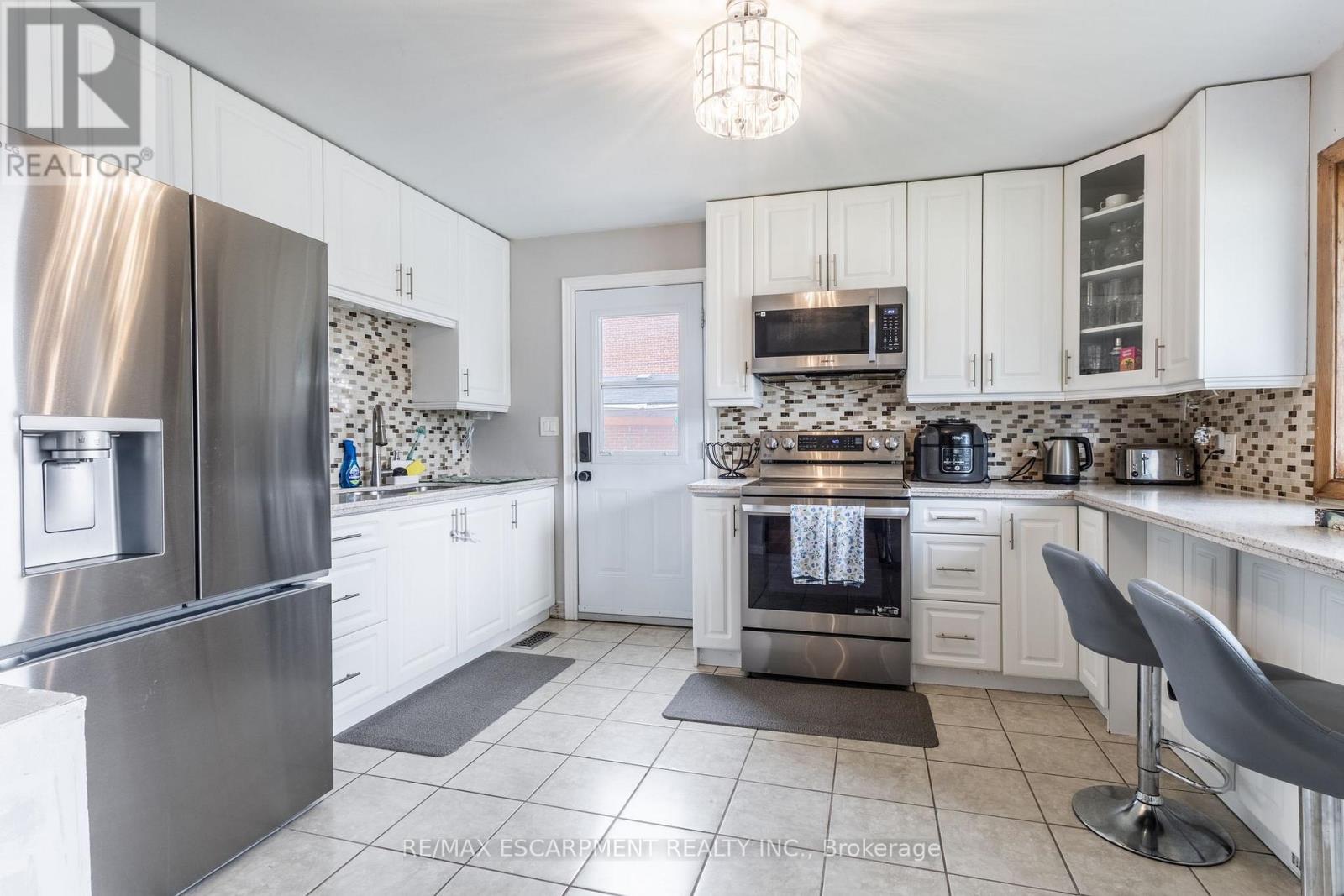 10 South Bend Road, Hamilton (Balfour), Ontario  L9A 2A7 - Photo 9 - X12209710