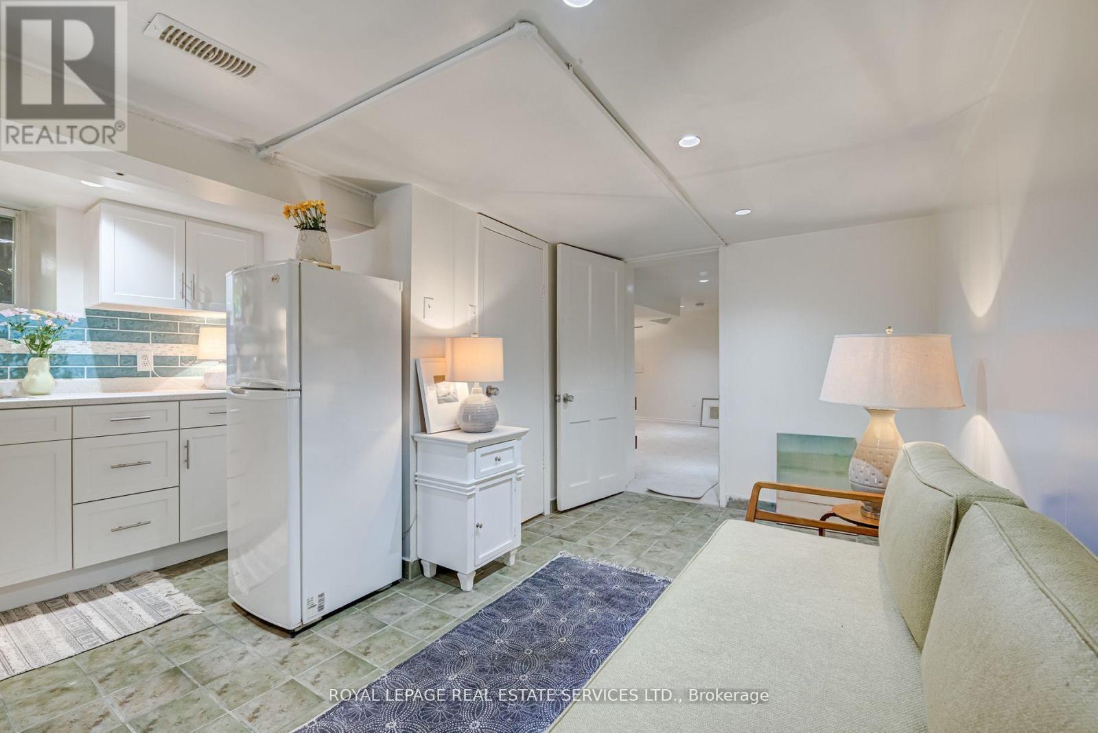 Lower - 27 Bank Street, Toronto, Ontario  M6K 1R4 - Photo 8 - C12154264