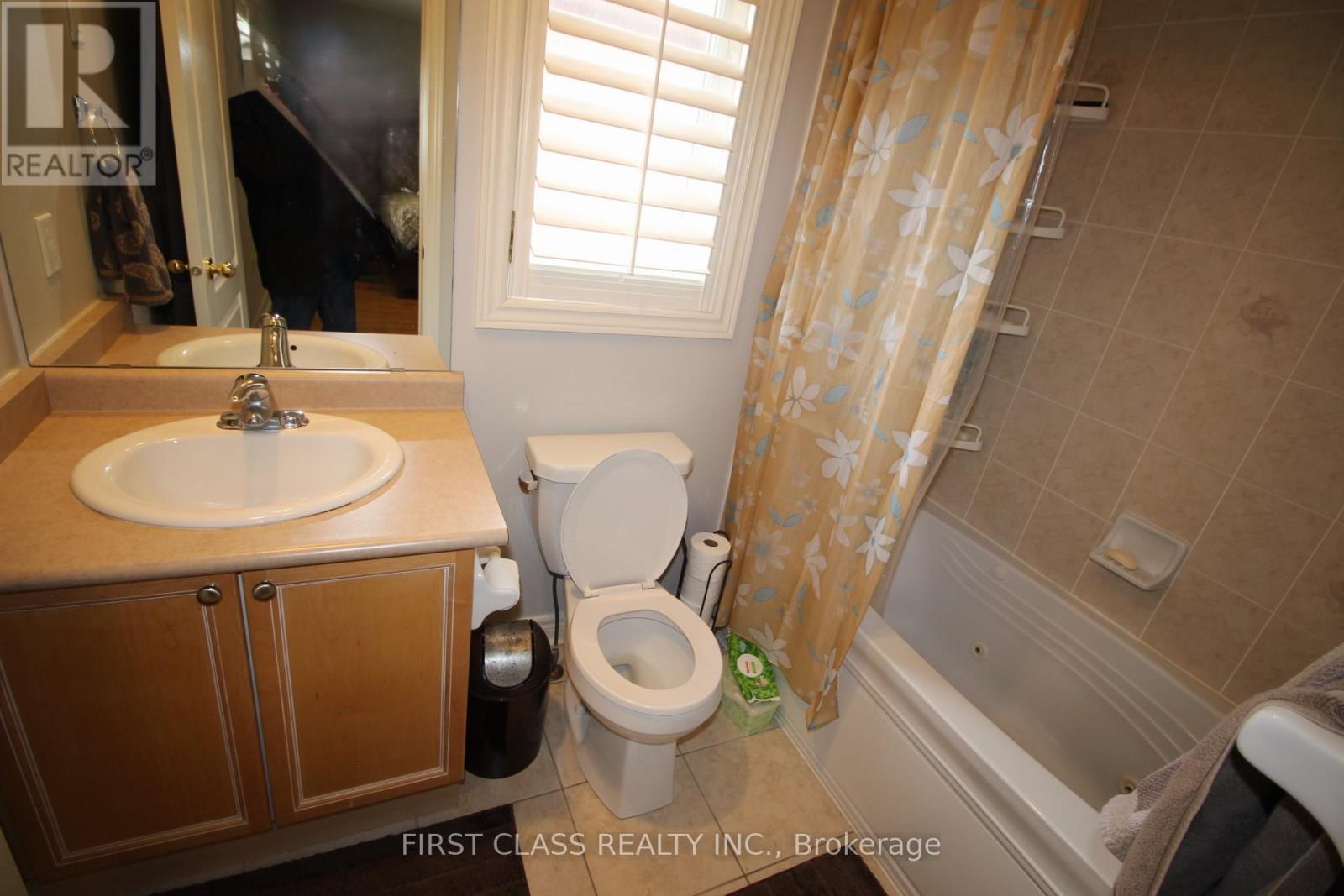 51 Sunnyside Drive, Richmond Hill, Ontario  L4C 0S3 - Photo 11 - N12208637