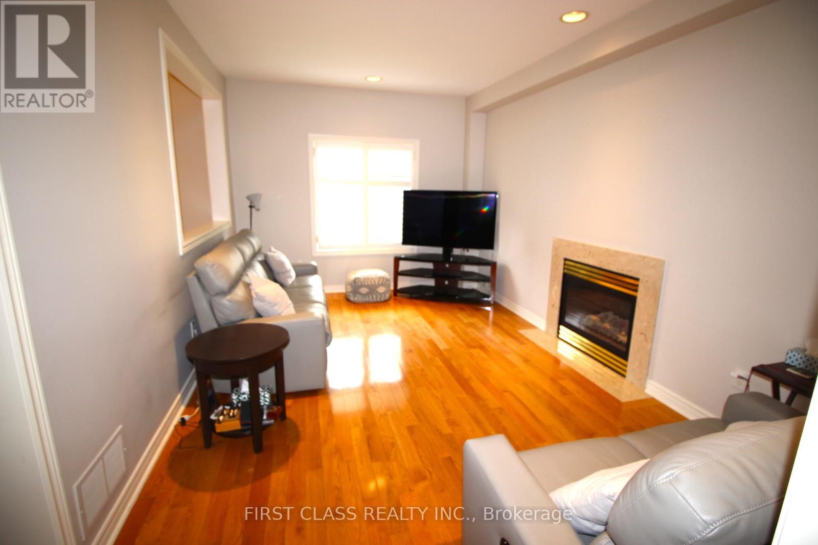 51 Sunnyside Drive, Richmond Hill, Ontario  L4C 0S3 - Photo 5 - N12208637