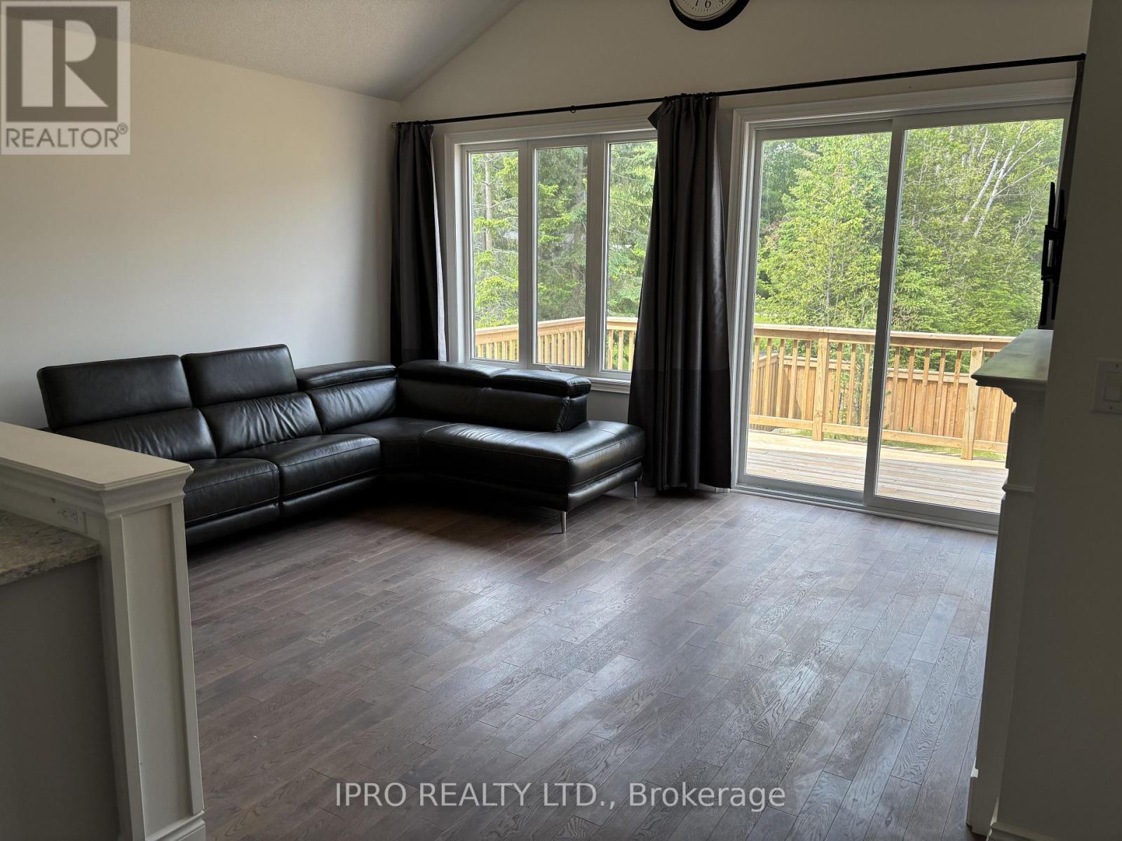 Main & 2nd Flr - 20 62nd Street S, Wasaga Beach, Ontario  L9Z 1V5 - Photo 5 - S12209787