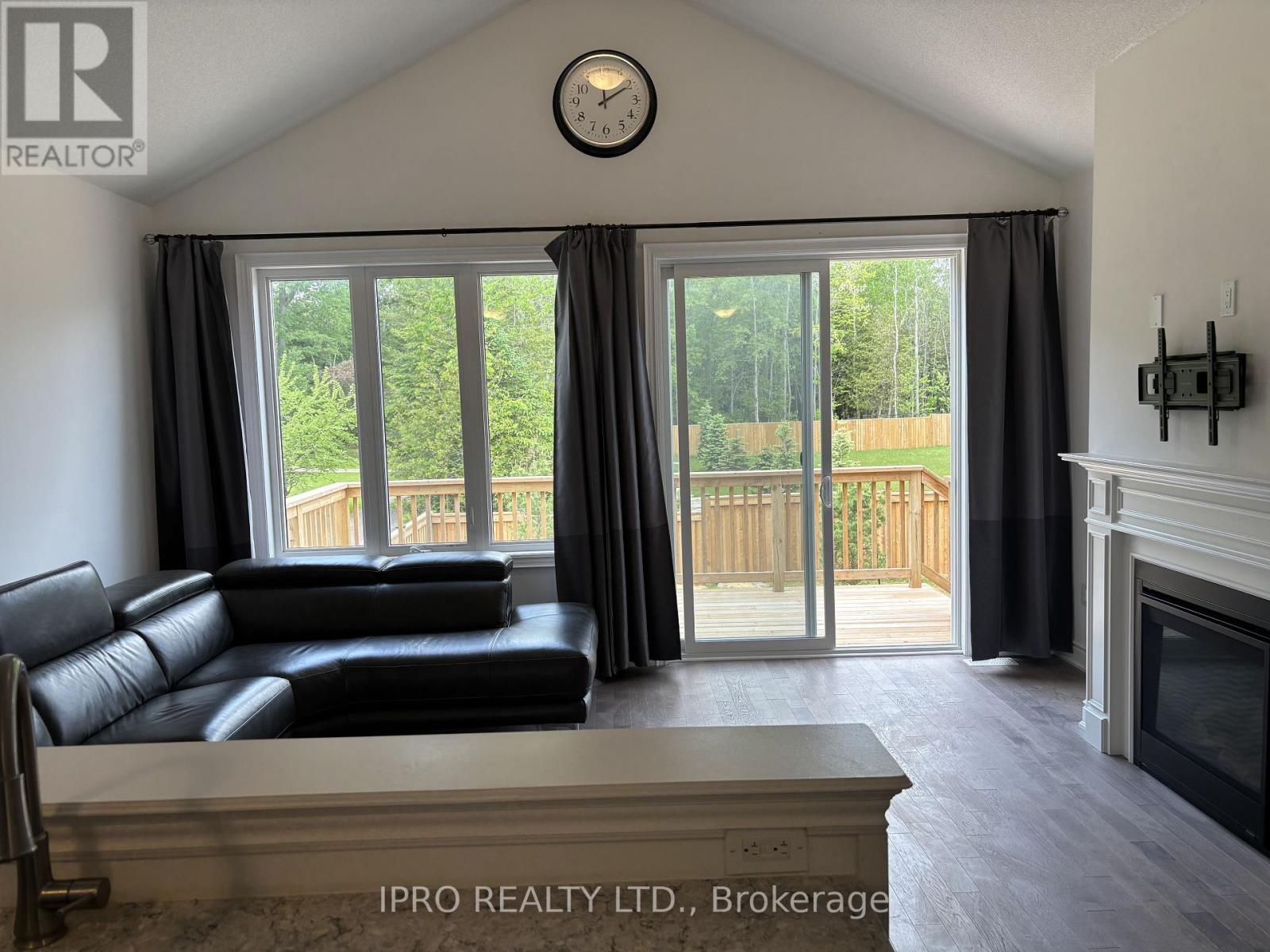 Main & 2nd Flr - 20 62nd Street S, Wasaga Beach, Ontario  L9Z 1V5 - Photo 6 - S12209787