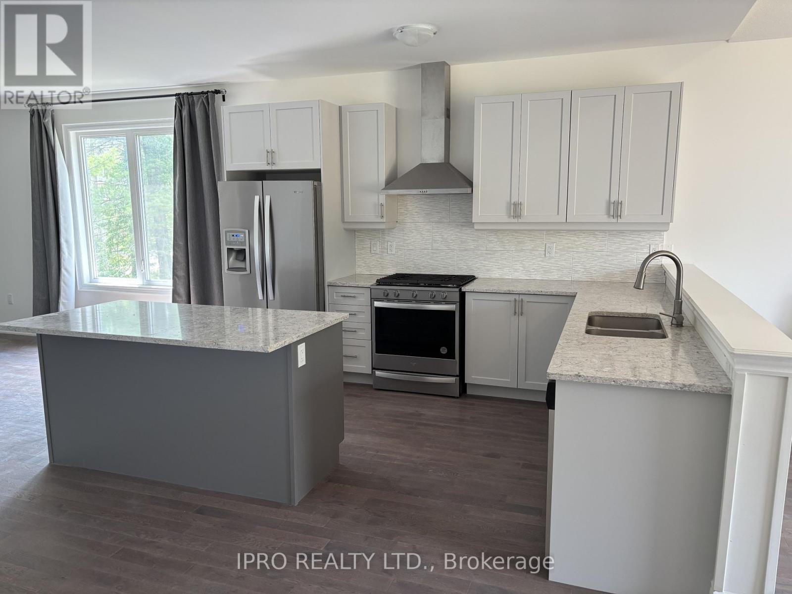 Main & 2nd Flr - 20 62nd Street S, Wasaga Beach, Ontario  L9Z 1V5 - Photo 4 - S12209787