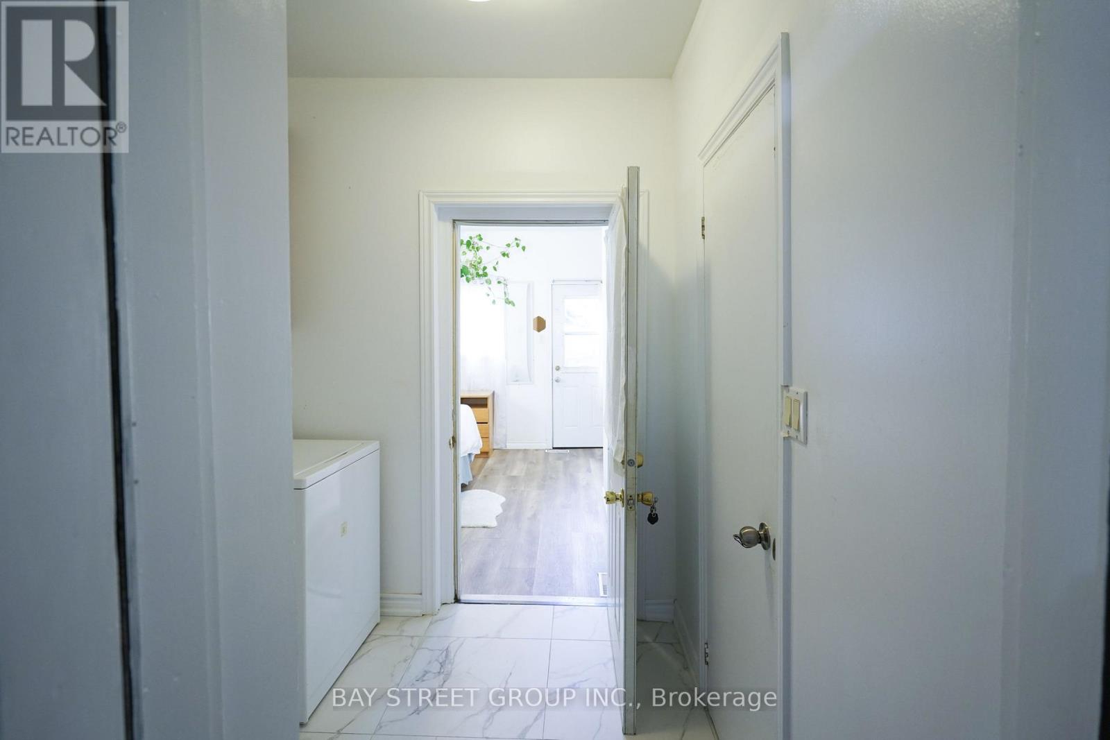 Main And Second Floor - 30 Ash Crescent, Toronto, Ontario  M8W 1E4 - Photo 21 - W12171914