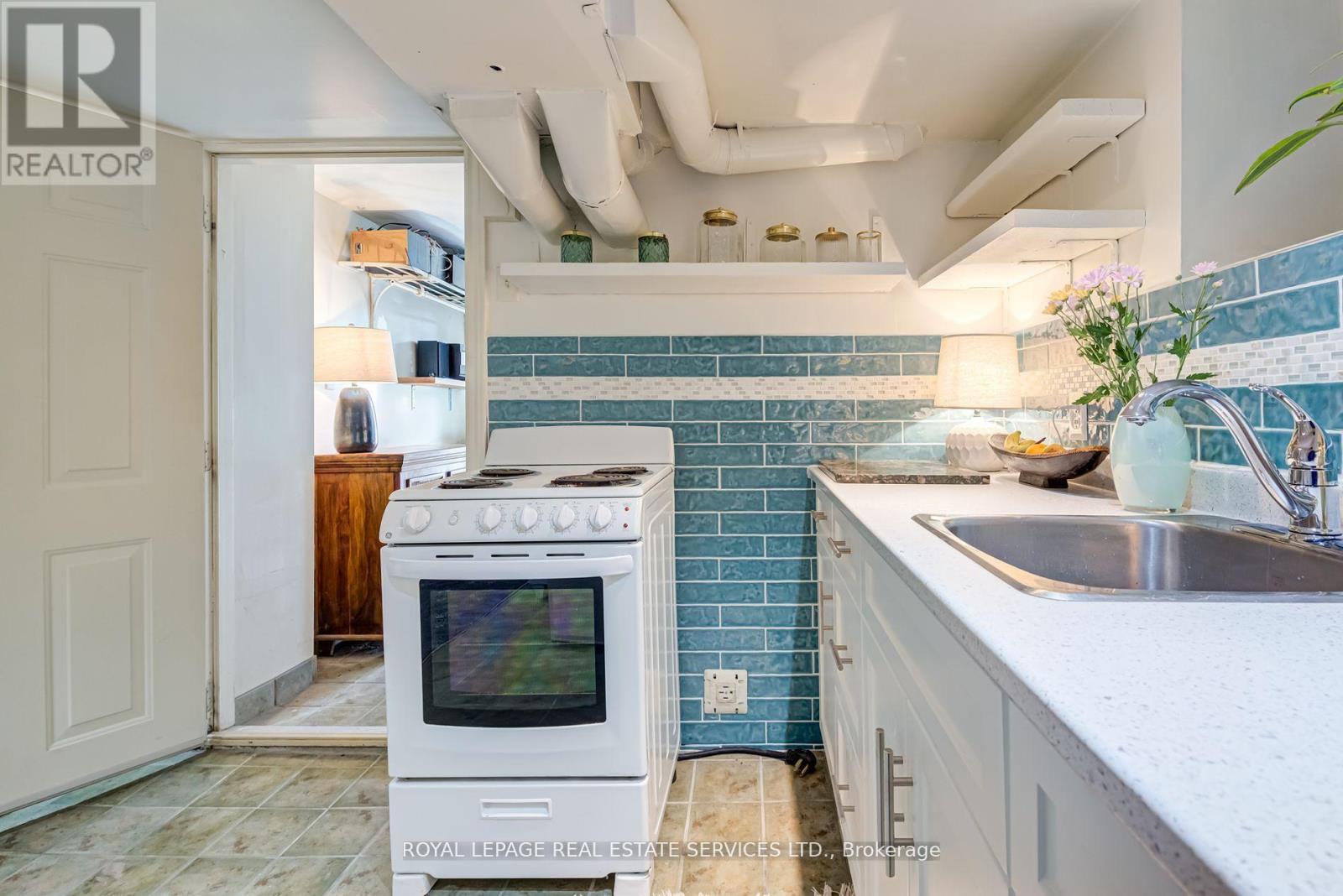Lower - 27 Bank Street, Toronto, Ontario  M6K 1R4 - Photo 15 - C12154264