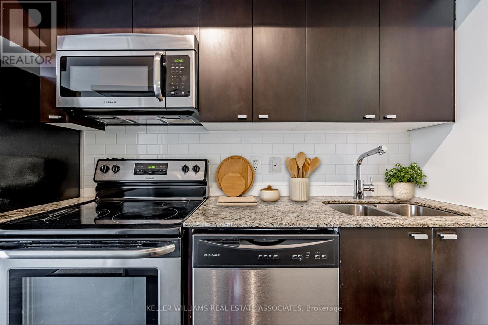 2206 - 105 The Queensway, Toronto (High Park-Swansea), Ontario  M6S 5B5 - Photo 4 - W12208432