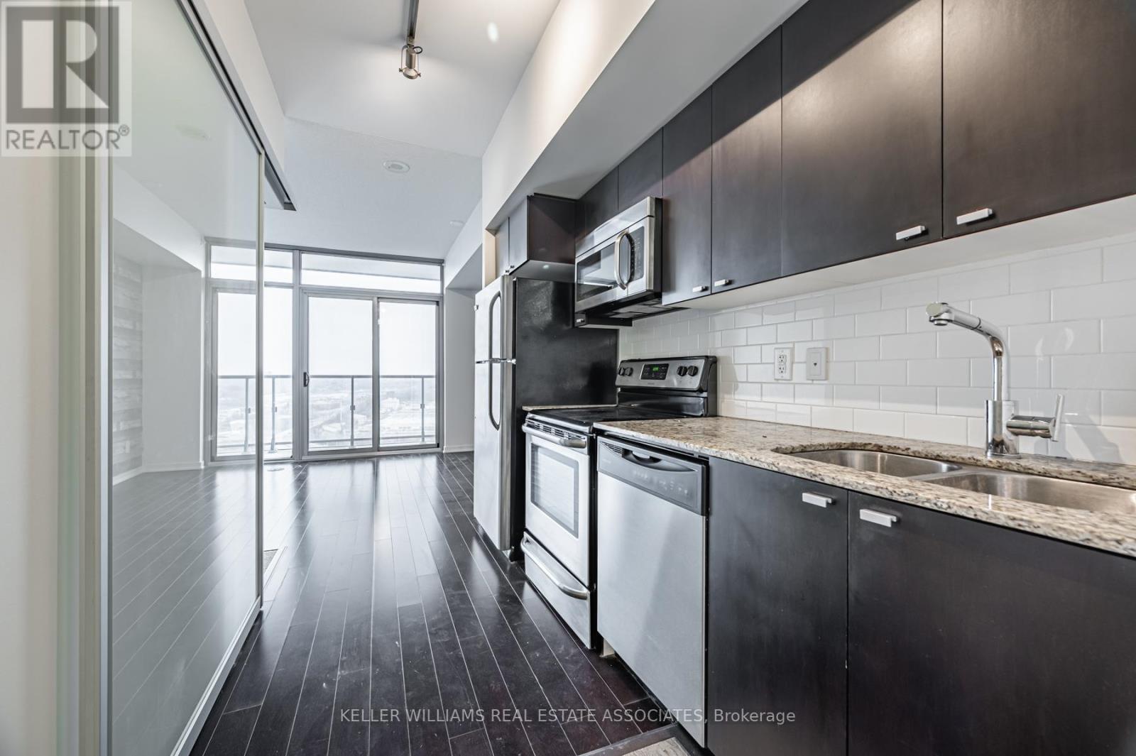 2206 - 105 The Queensway, Toronto (High Park-Swansea), Ontario  M6S 5B5 - Photo 3 - W12208432