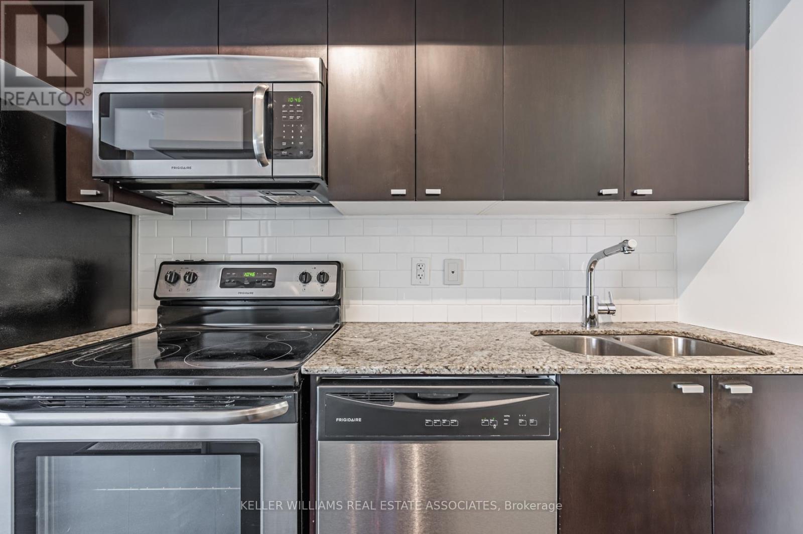 2206 - 105 The Queensway, Toronto (High Park-Swansea), Ontario  M6S 5B5 - Photo 5 - W12208432