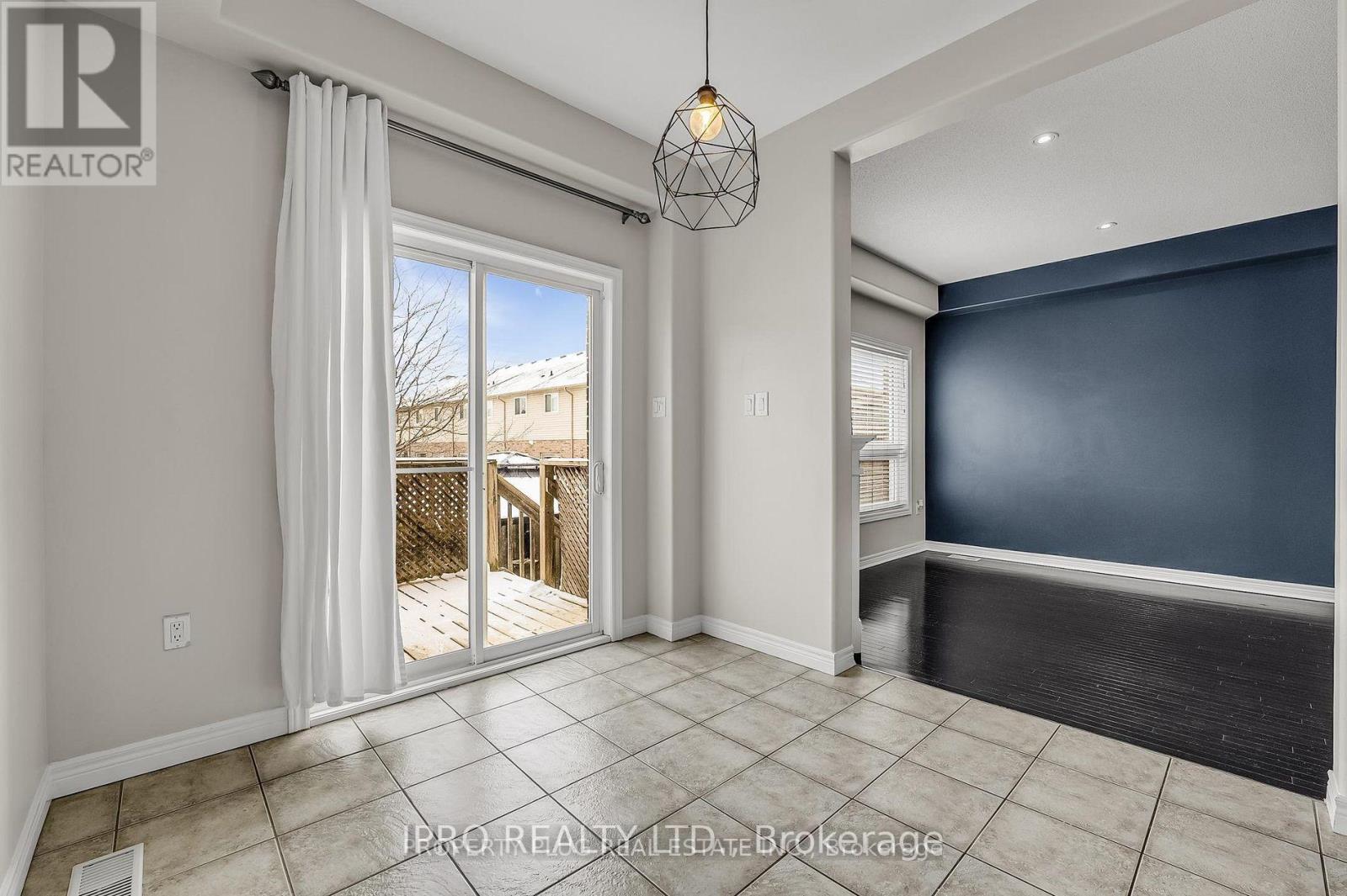 Upper - 52 Dartmouth Gate, Hamilton, Ontario  L8E 0B9 - Photo 8 - X12187589