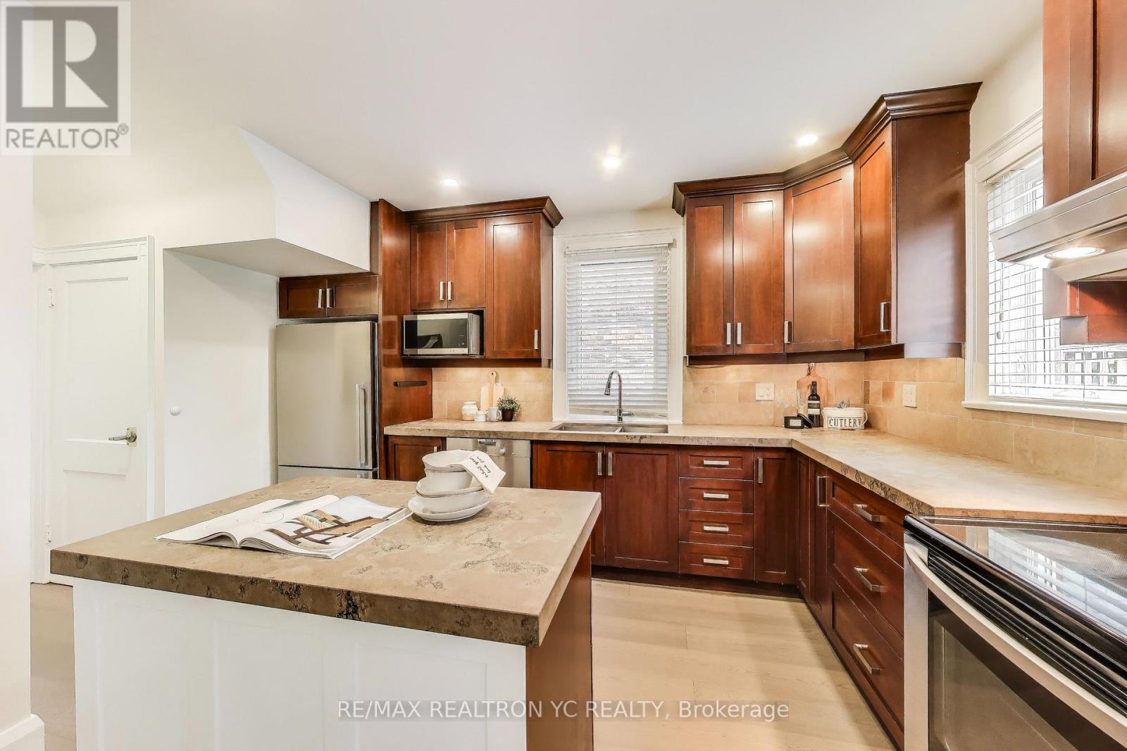 11 Donegall Drive, Toronto (Leaside), Ontario  M4G 3G6 - Photo 8 - C12208883