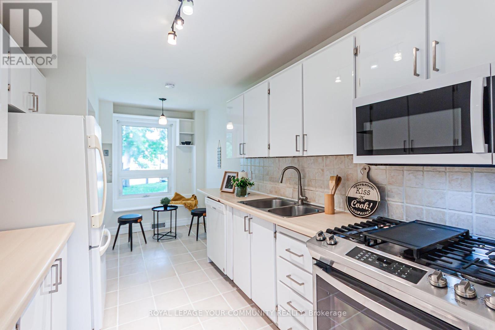 241 Currey Crescent, Newmarket (Central Newmarket), Ontario  L3Y 5M7 - Photo 12 - N12209890