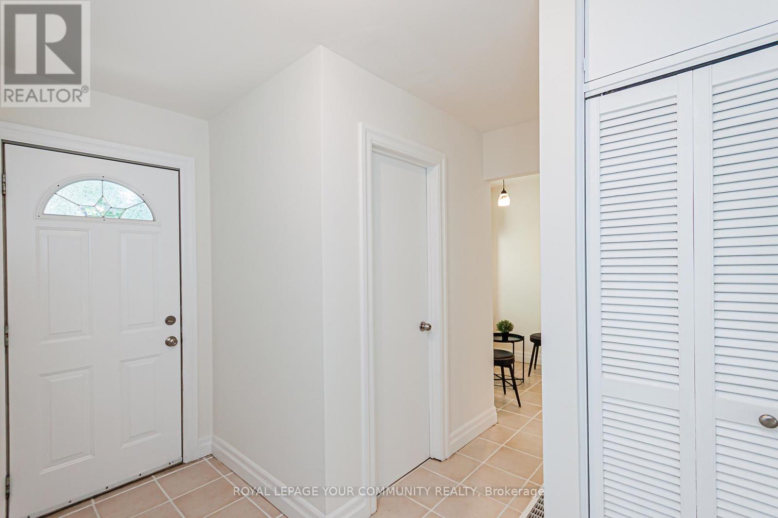241 Currey Crescent, Newmarket (Central Newmarket), Ontario  L3Y 5M7 - Photo 4 - N12209890