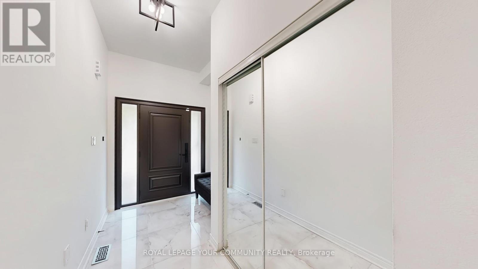 52 Four Seasons Crescent, East Gwillimbury, Ontario  L9N 0C3 - Photo 3 - N12209897