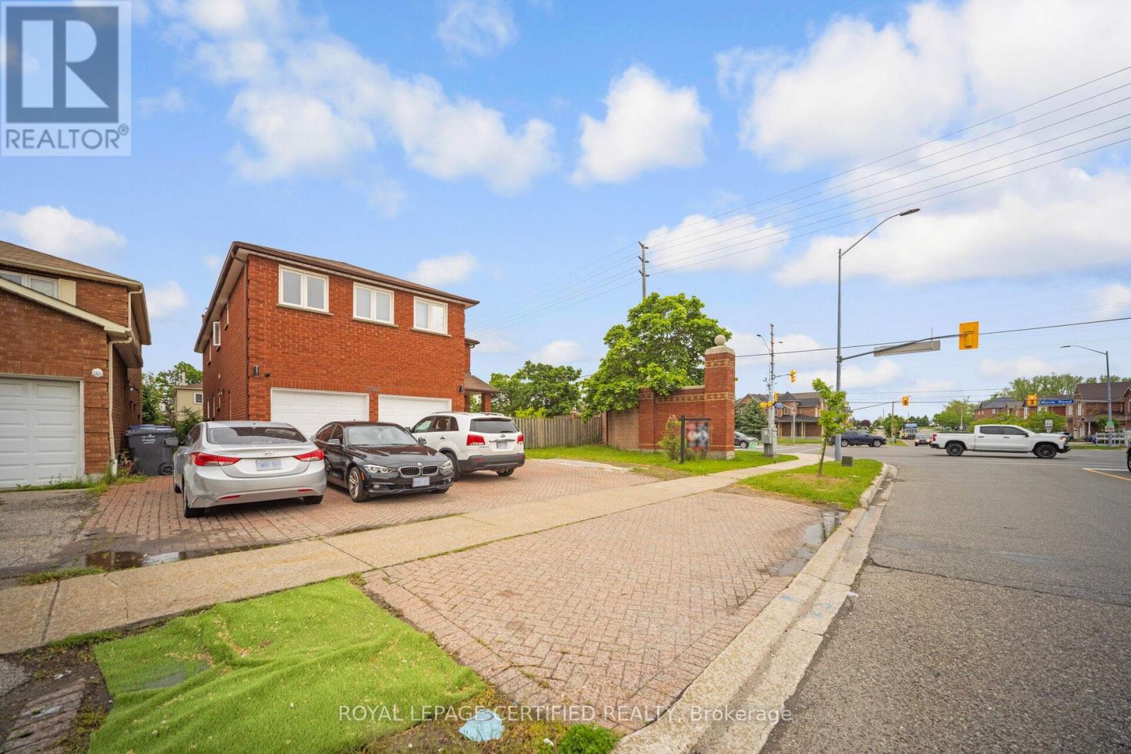 692 Huntington Ridge Drive, Mississauga, Ontario  L5R 1Z5 - Photo 2 - W12185886