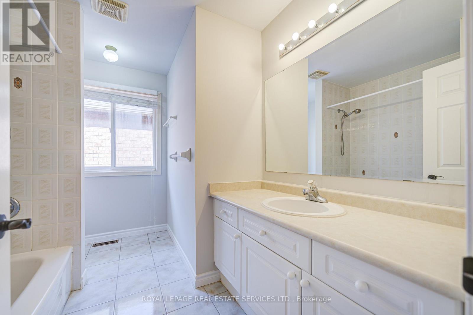 2399 Westoak Trails Boulevard, Oakville, Ontario  L6M 3X6 - Photo 18 - W12207171
