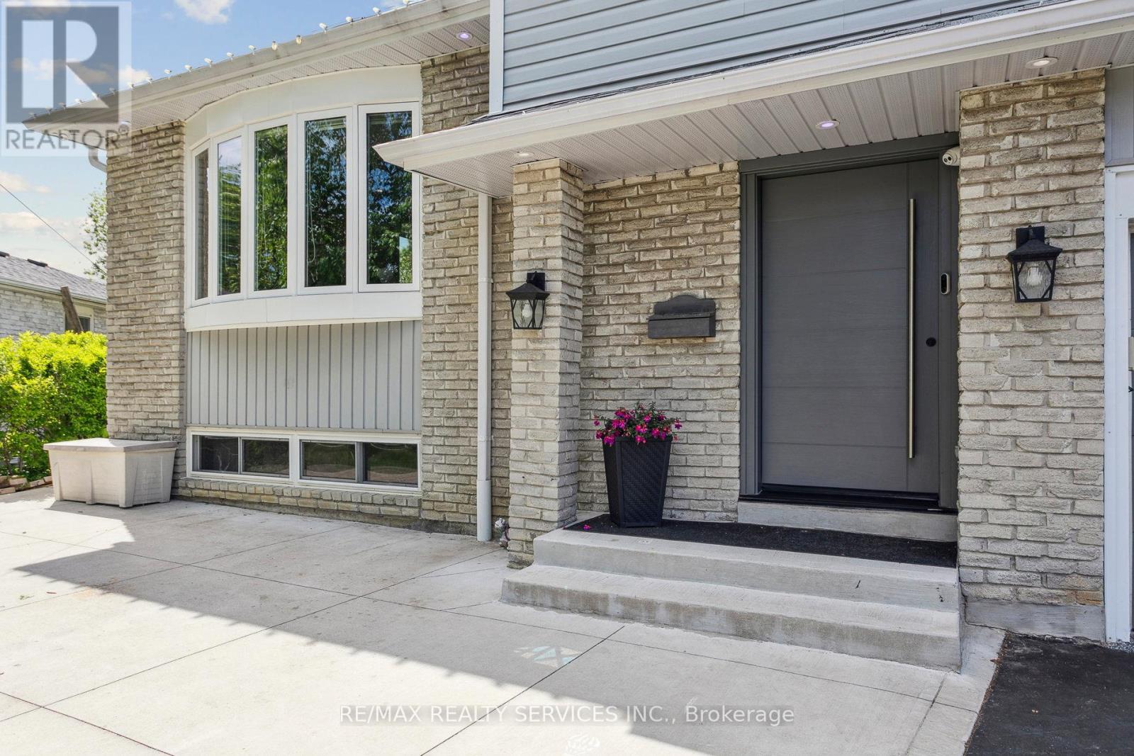 16 Groveland Court, Brampton (Northgate), Ontario  L6S 1L4 - Photo 2 - W12209850