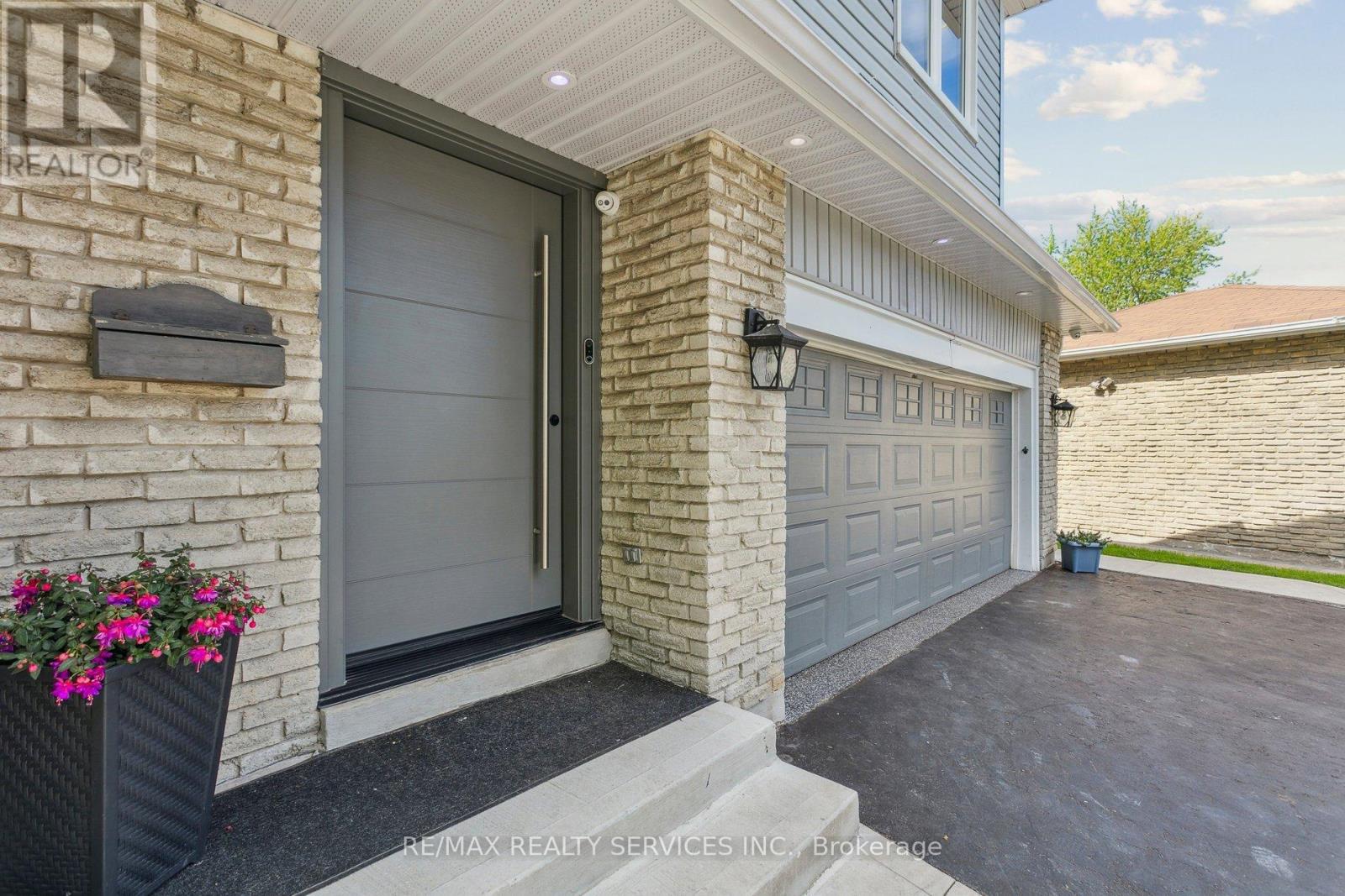 16 Groveland Court, Brampton (Northgate), Ontario  L6S 1L4 - Photo 3 - W12209850