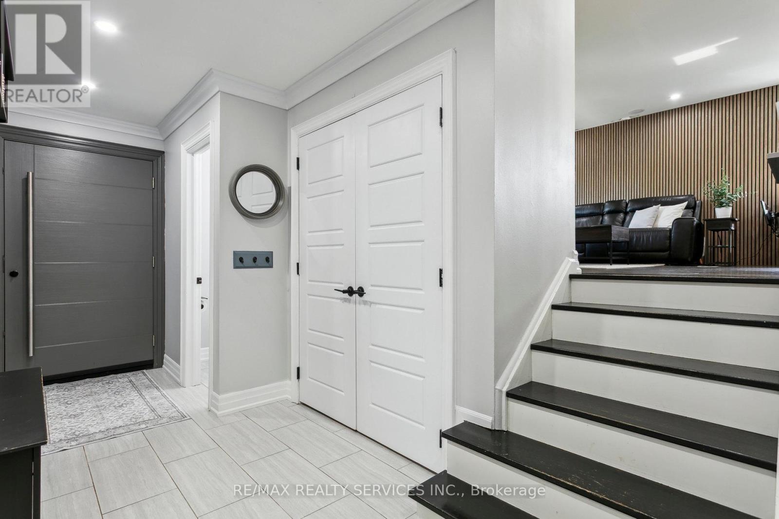 16 Groveland Court, Brampton (Northgate), Ontario  L6S 1L4 - Photo 4 - W12209850