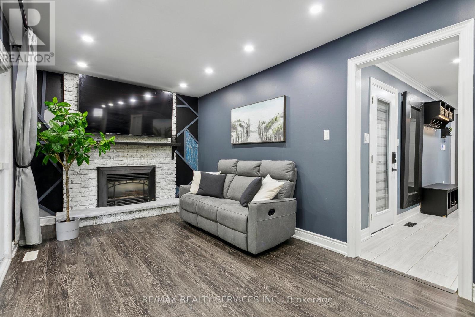 16 Groveland Court, Brampton (Northgate), Ontario  L6S 1L4 - Photo 5 - W12209850