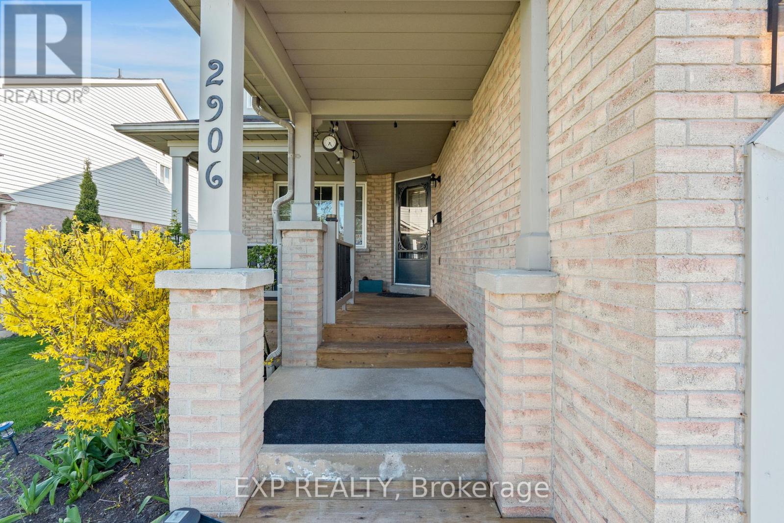2906 Peacock Drive, Mississauga, Ontario  L5M 5S2 - Photo 4 - W12209869