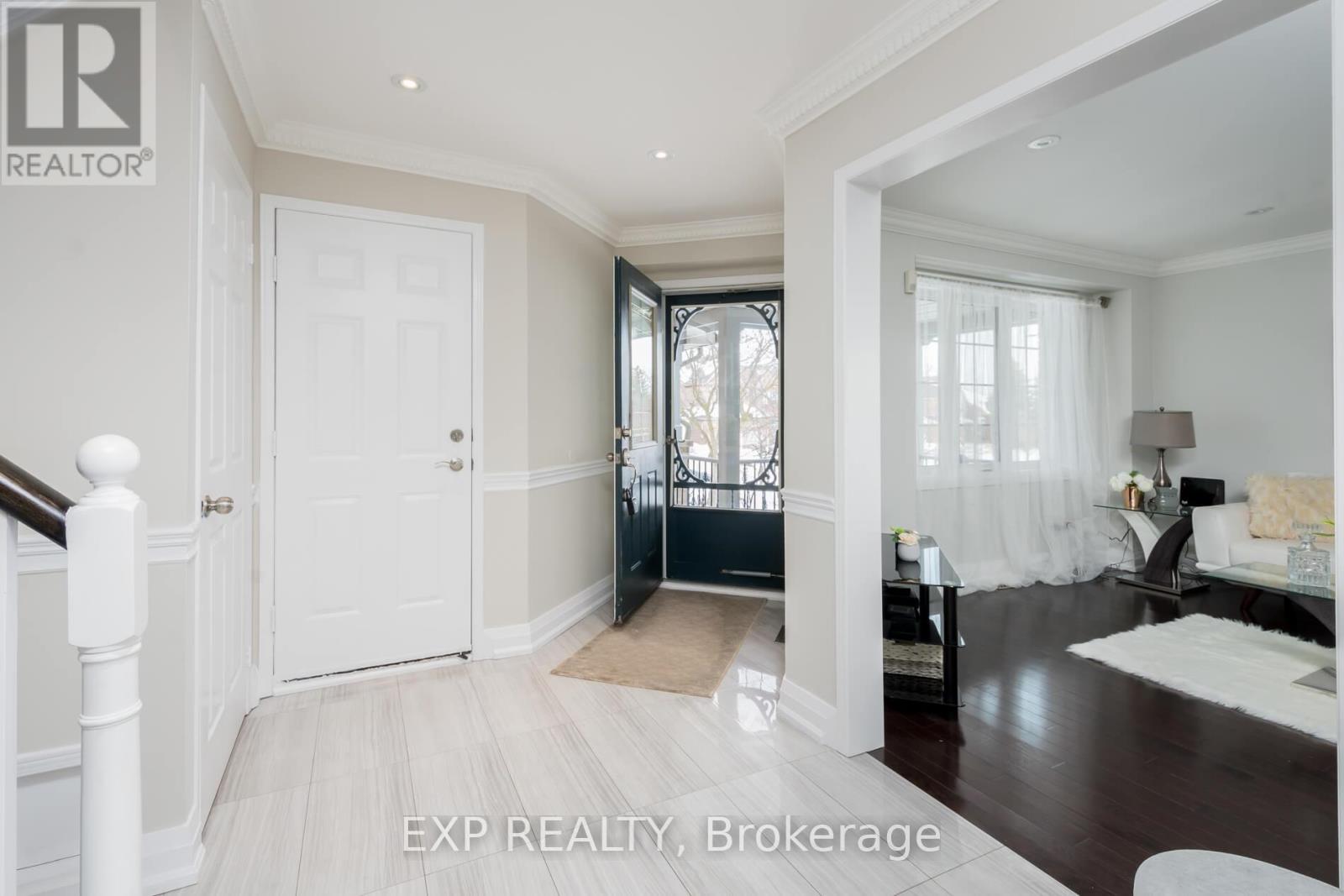 2906 Peacock Drive, Mississauga, Ontario  L5M 5S2 - Photo 6 - W12209869