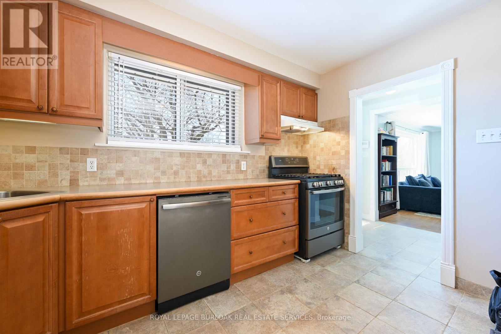 419 Hampton Heath Road, Burlington (Appleby), Ontario  L7L 4R3 - Photo 11 - W12209924